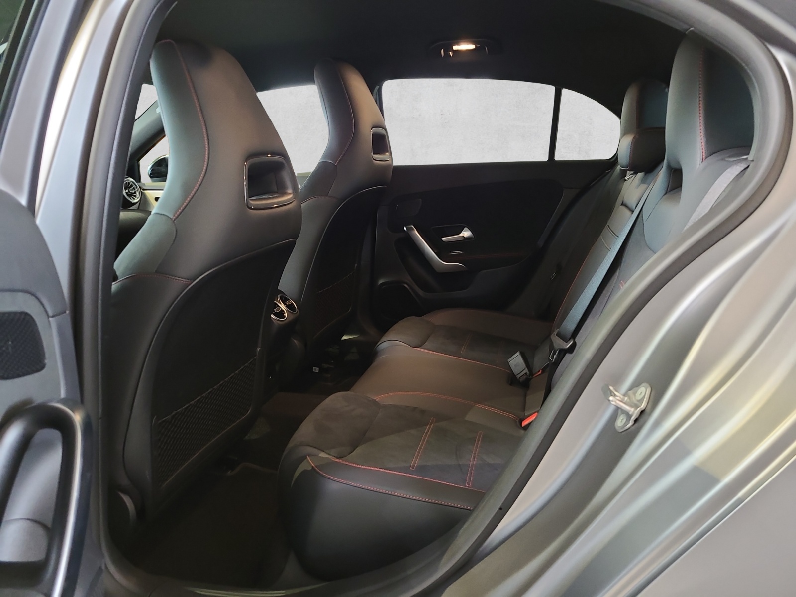 MERCEDES-BENZ A 250 AMG Line 4M W177-image-2