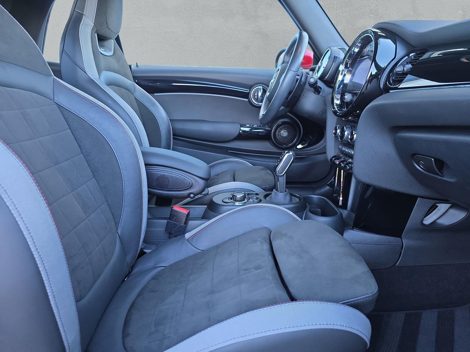 MINI John Cooper Works Cabrio F57 2.0i (CH)-image-13