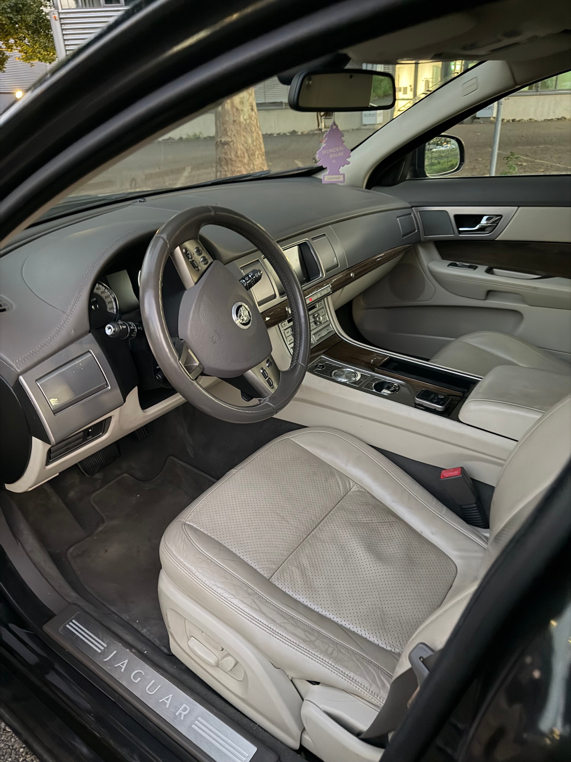 JAGUAR XF 3.0d V6 Prem. Luxury-image-2