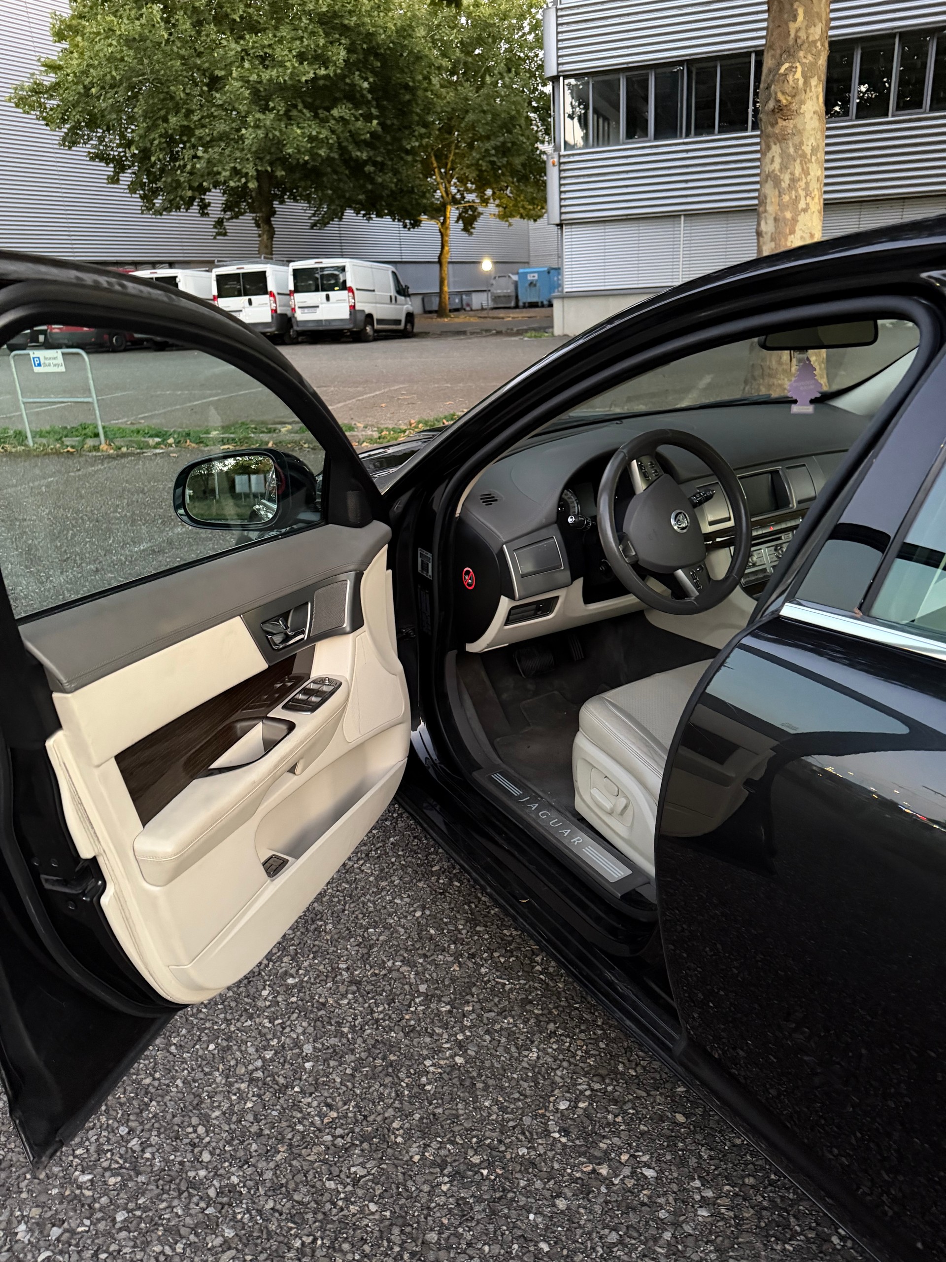 JAGUAR XF 3.0d V6 Prem. Luxury-image-4