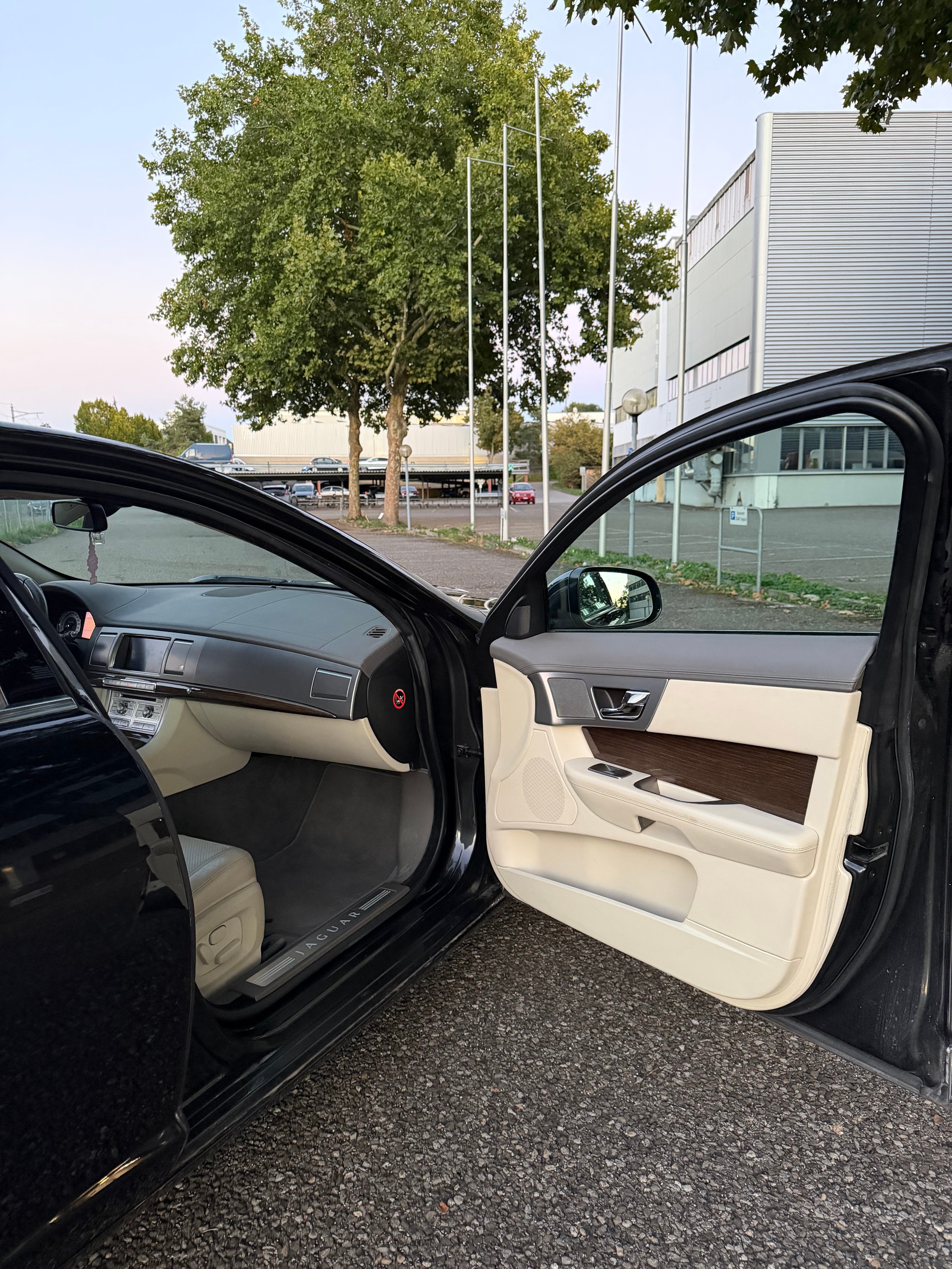 JAGUAR XF 3.0d V6 Prem. Luxury-image-5