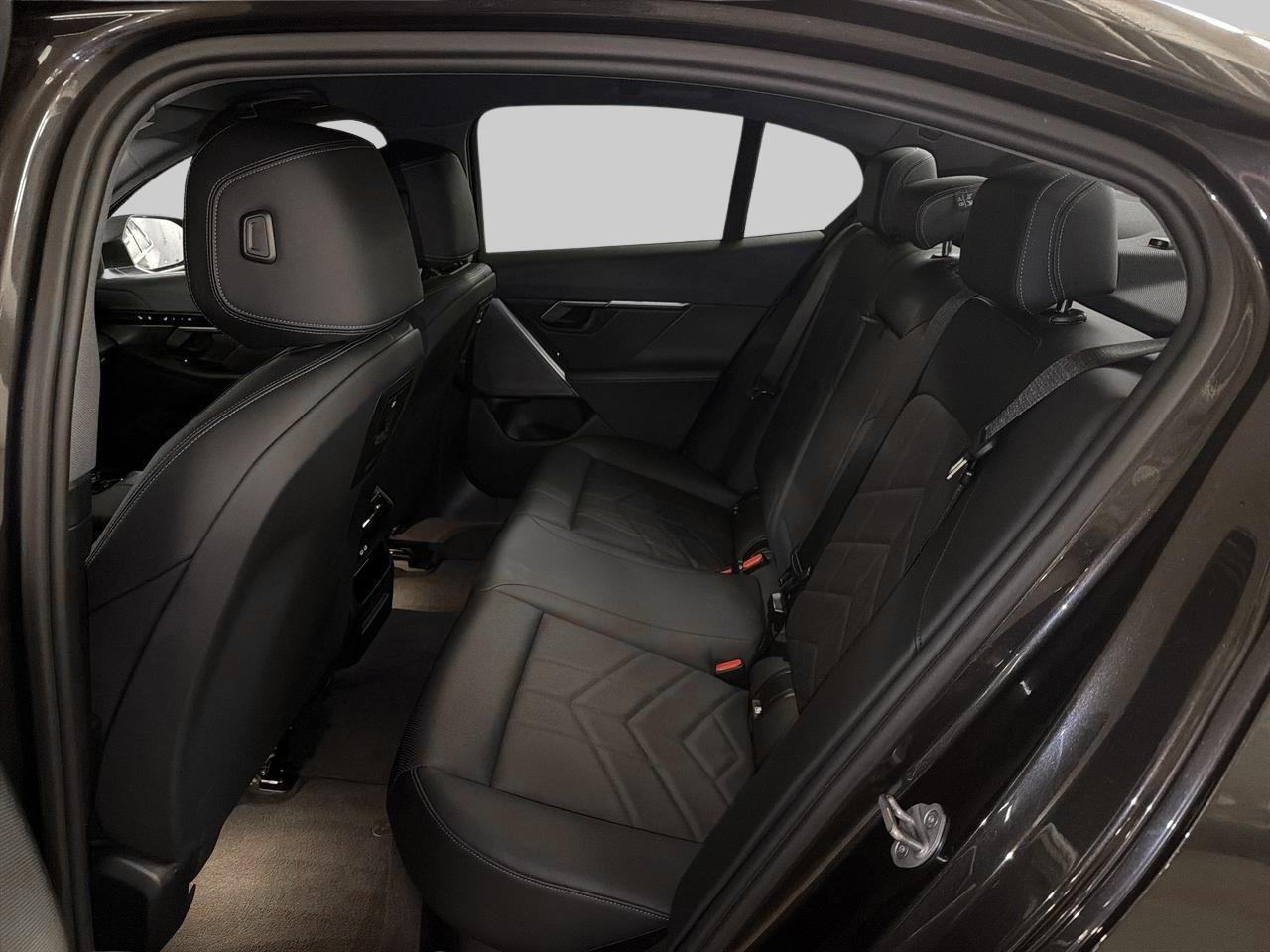 BMW 520d xDrive Limousine-image-13
