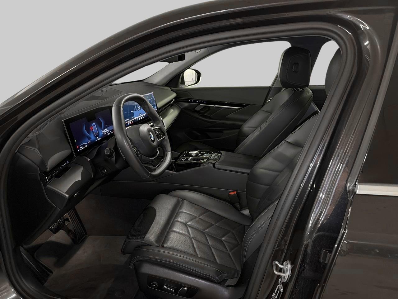 BMW 520d xDrive Limousine-image-12