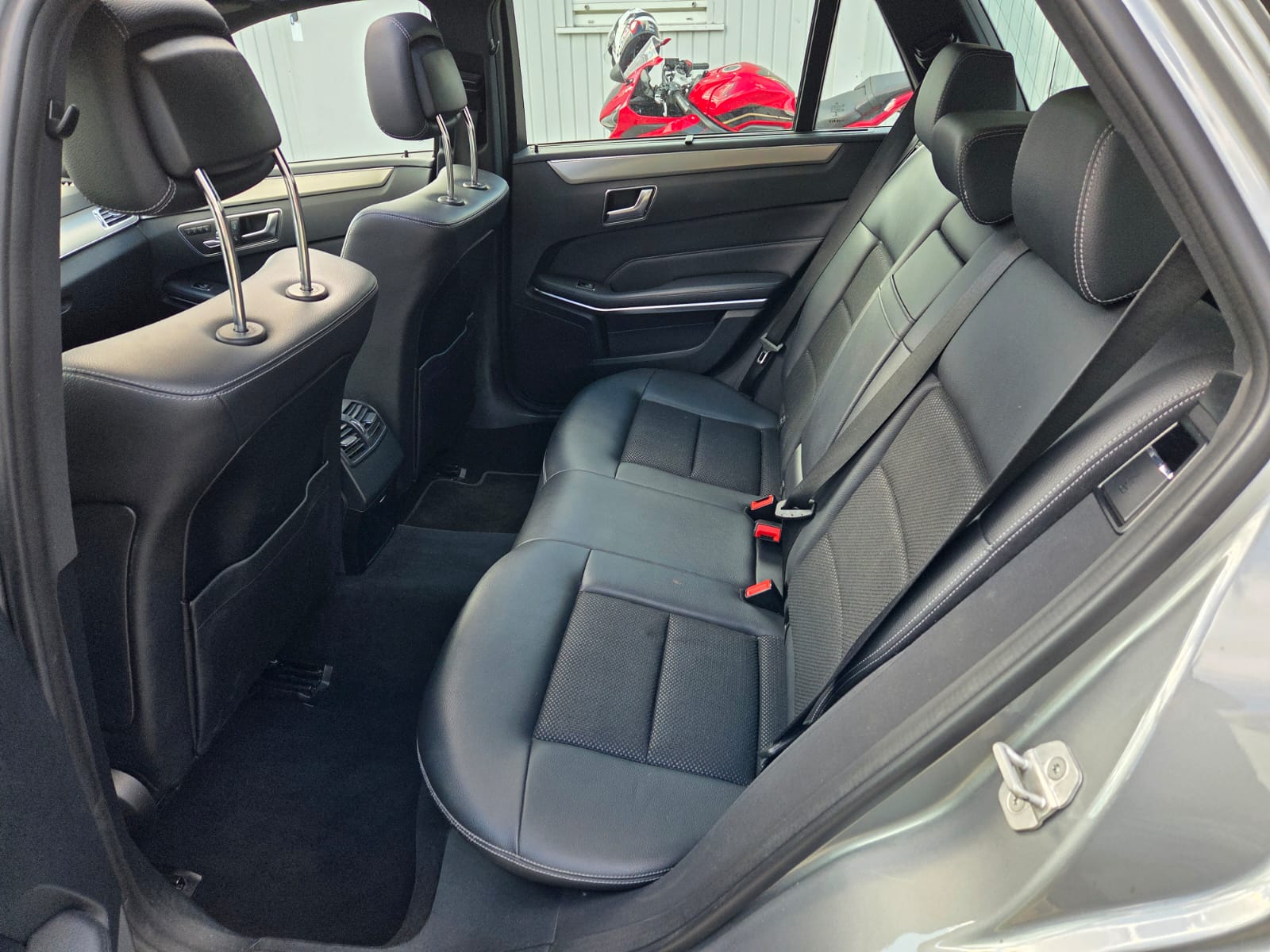 MERCEDES-BENZ E 250 CDI Elégance 4Matic 7G-Tronic-image-12
