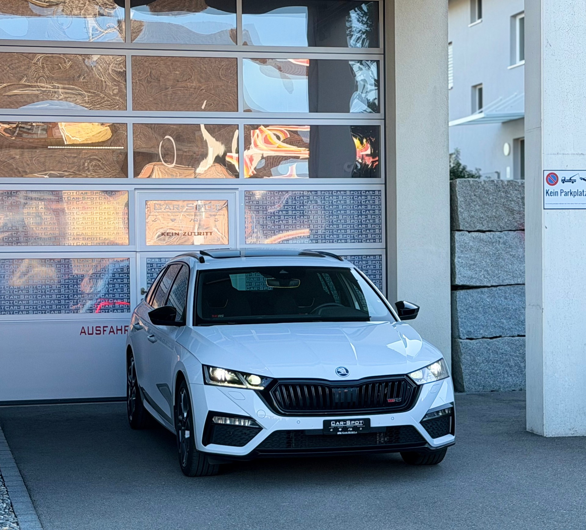 SKODA Octavia Combi 2.0 TSI DSG RS-image-2