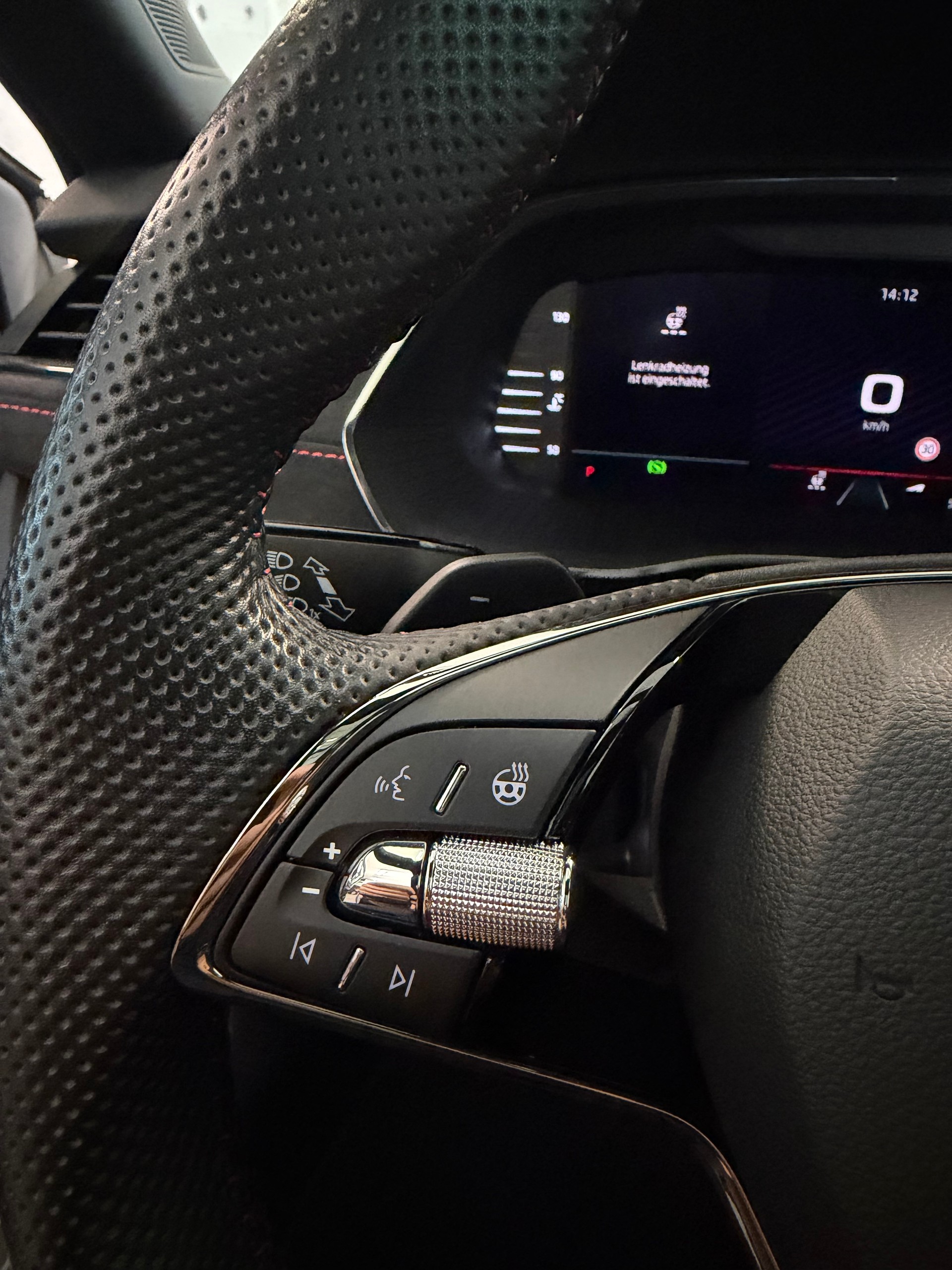 SKODA Octavia Combi 2.0 TSI DSG RS-image-12