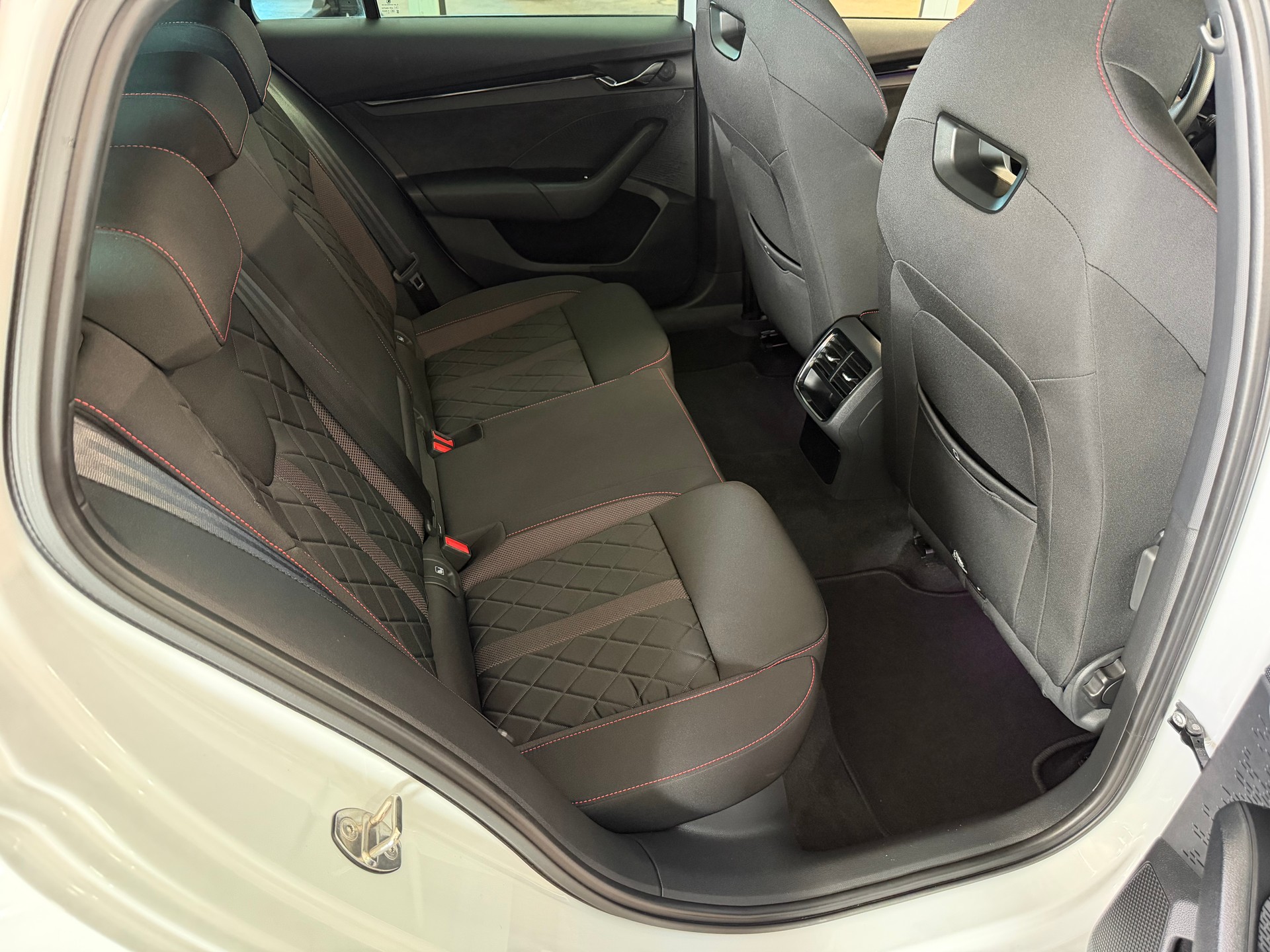 SKODA Octavia Combi 2.0 TSI DSG RS-image-28