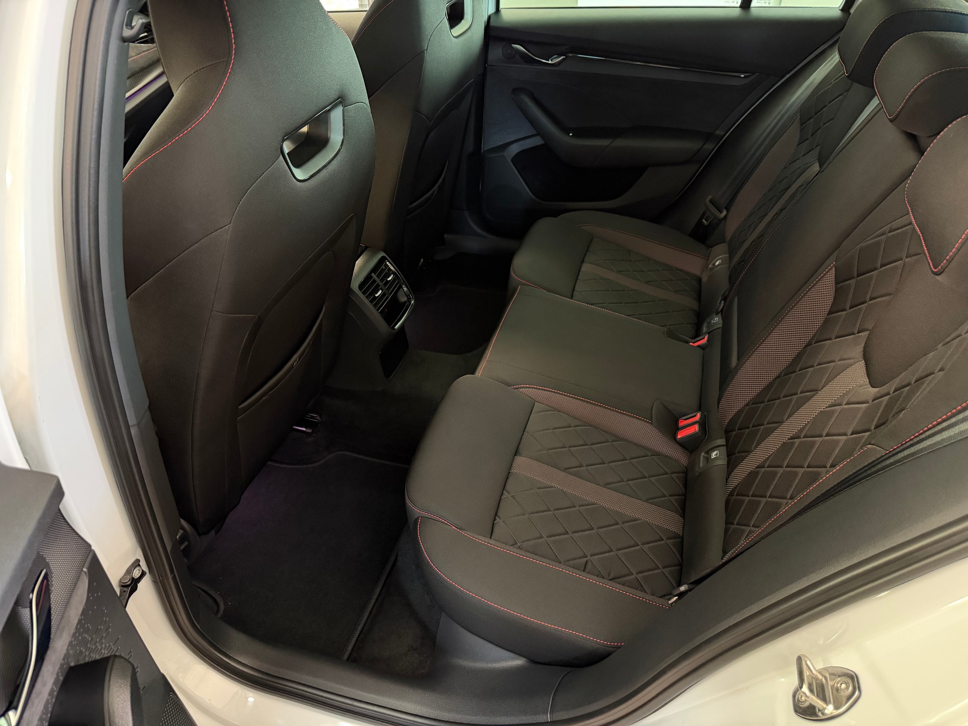 SKODA Octavia Combi 2.0 TSI DSG RS-image-27