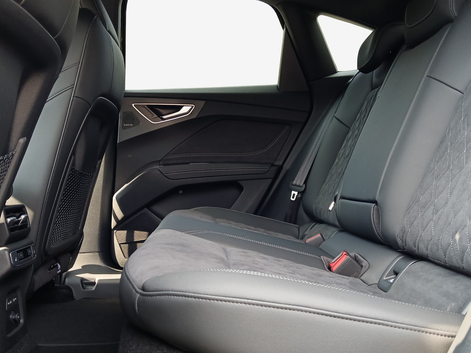 AUDI Q4 Sportback e-tron quattro performance Swiss Ski-image-11