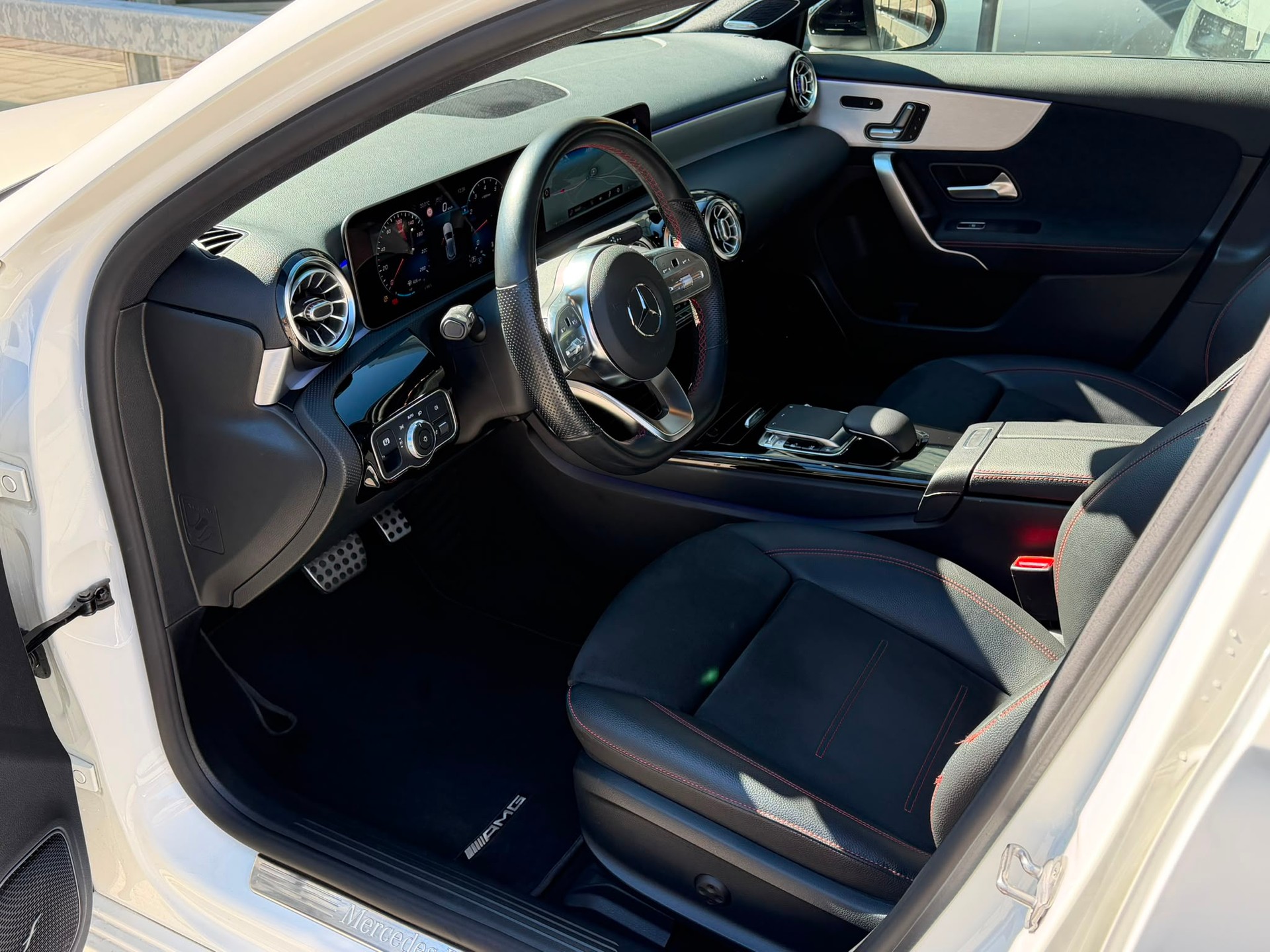 MERCEDES-BENZ A 250 4Matic AMG Line 4Matic 7G-DCT-image-5
