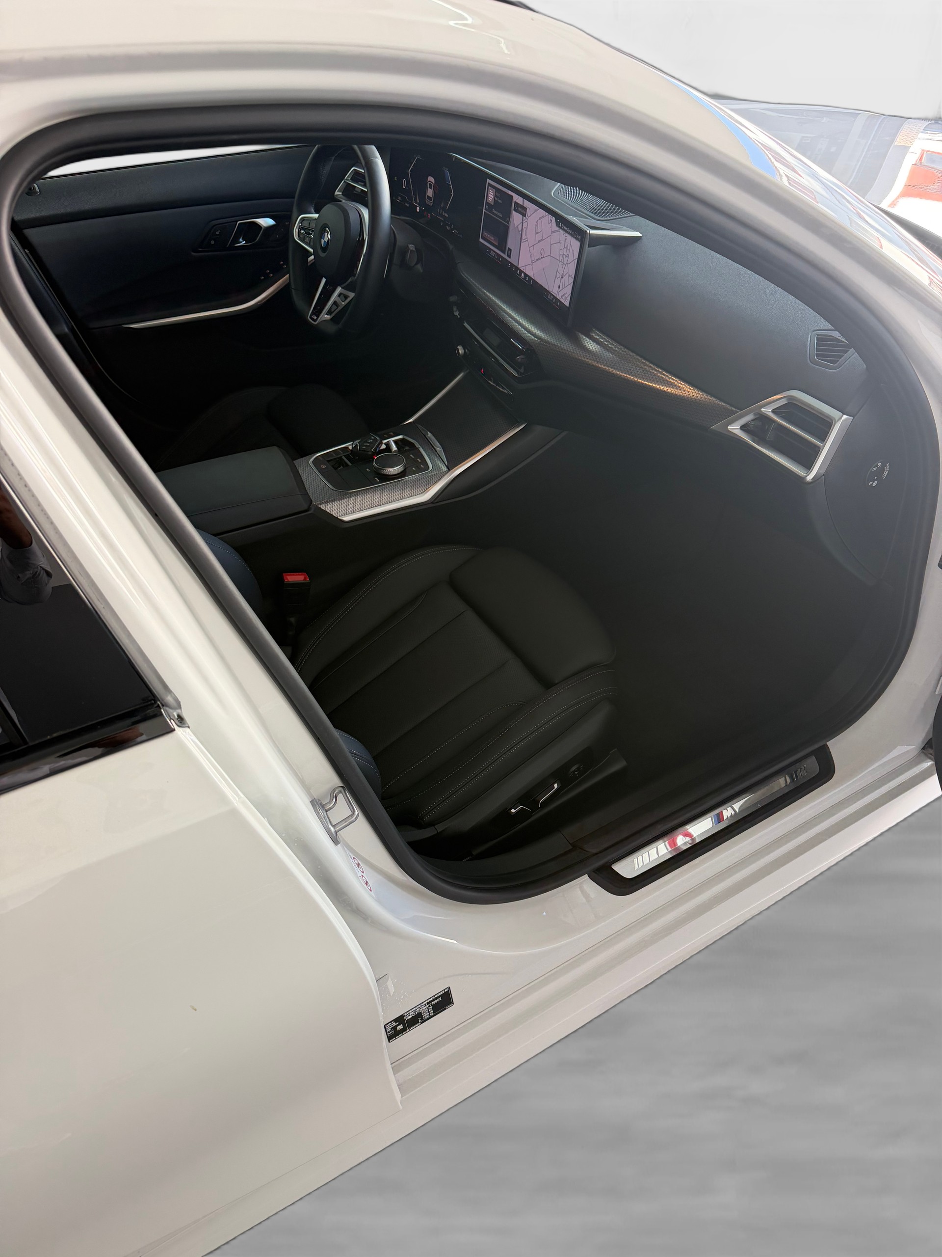 BMW 320d xDrive 48V Touring Steptronic M Sport-image-10