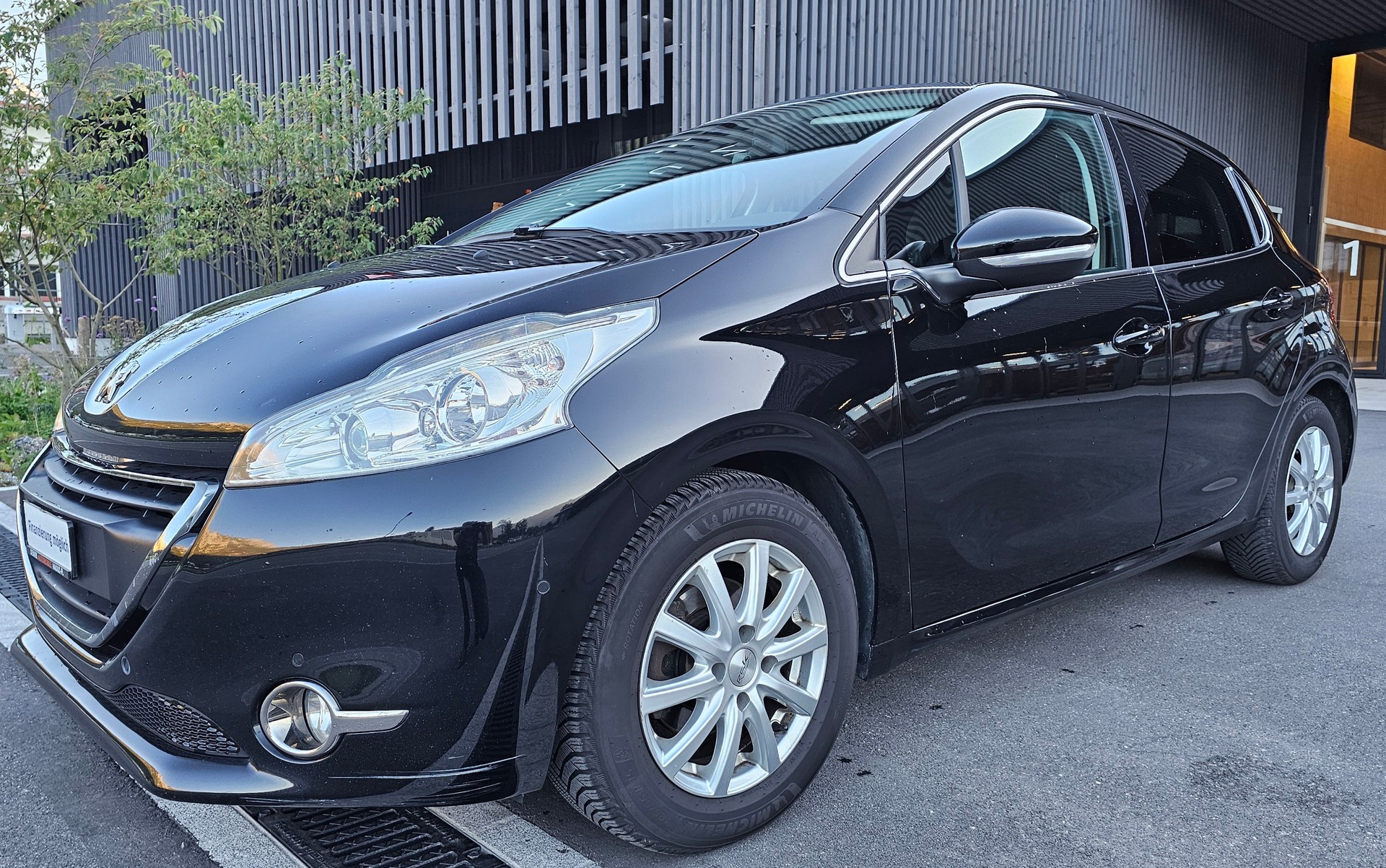 PEUGEOT 208 1.2 THP Allure-image-0