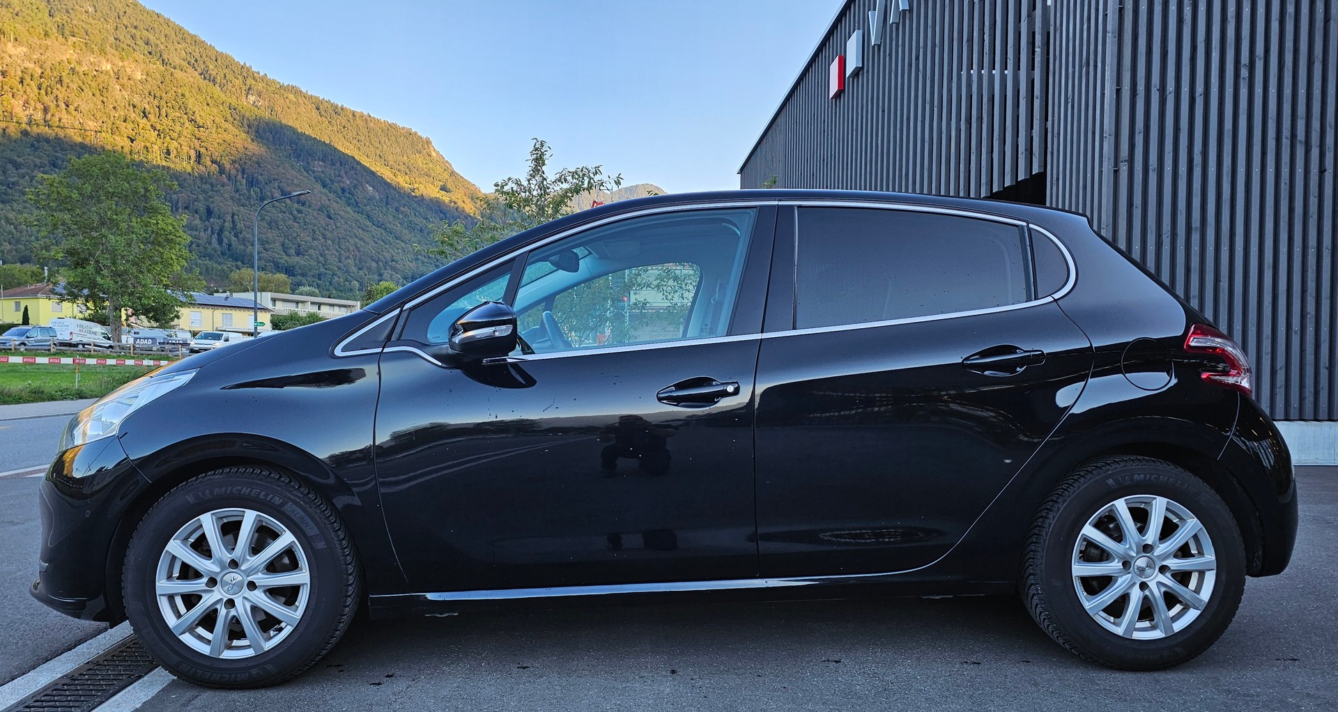 PEUGEOT 208 1.2 THP Allure-image-1