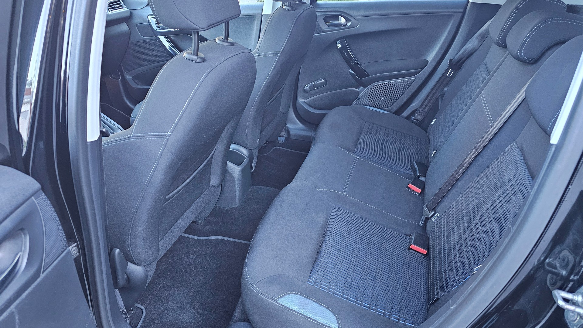 PEUGEOT 208 1.2 THP Allure-image-9