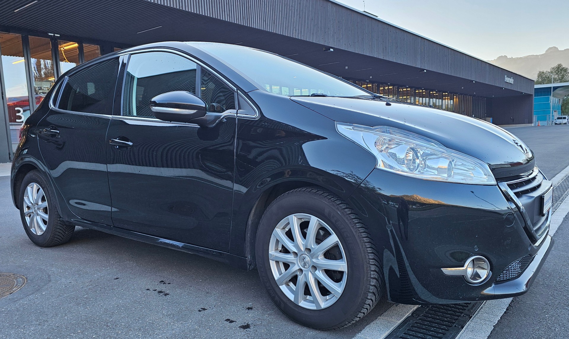 PEUGEOT 208 1.2 THP Allure-image-3