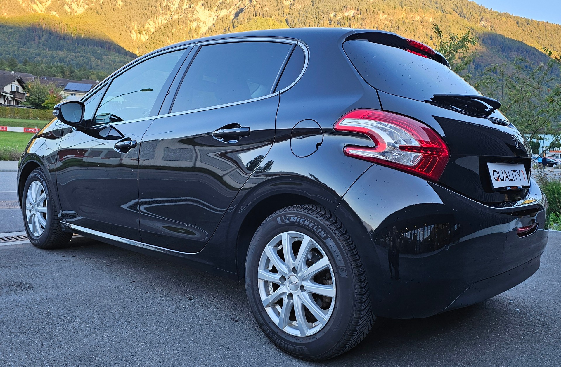PEUGEOT 208 1.2 THP Allure-image-2