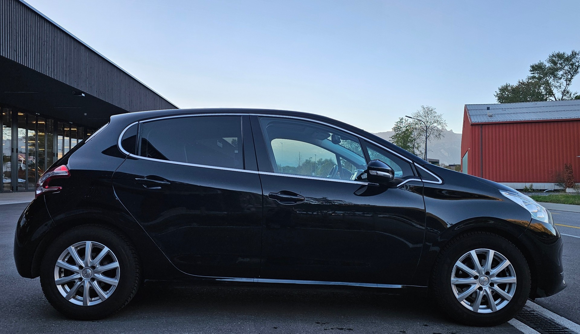 PEUGEOT 208 1.2 THP Allure-image-4