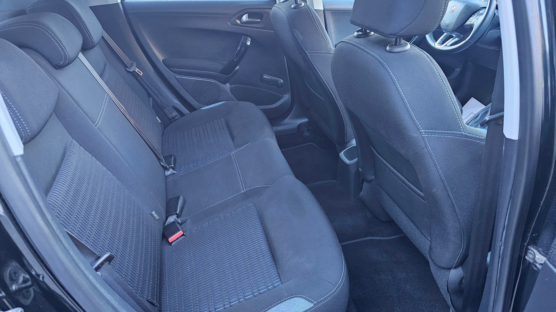PEUGEOT 208 1.2 THP Allure-image-11