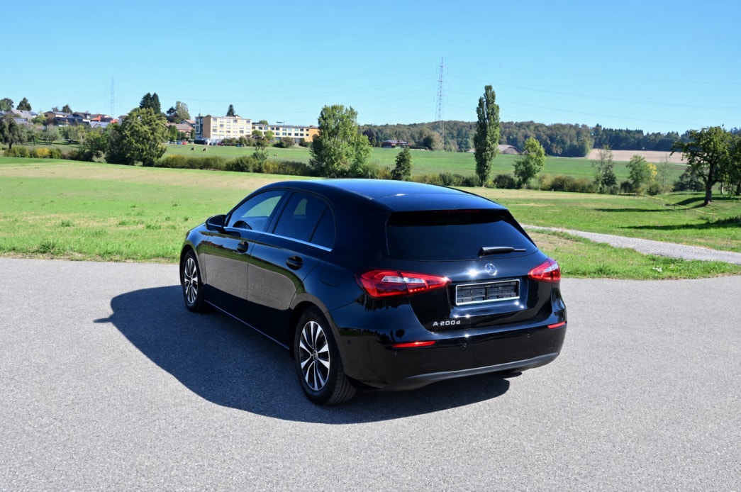 MERCEDES-BENZ A 200 d SE Line 8G-DCT-image-3