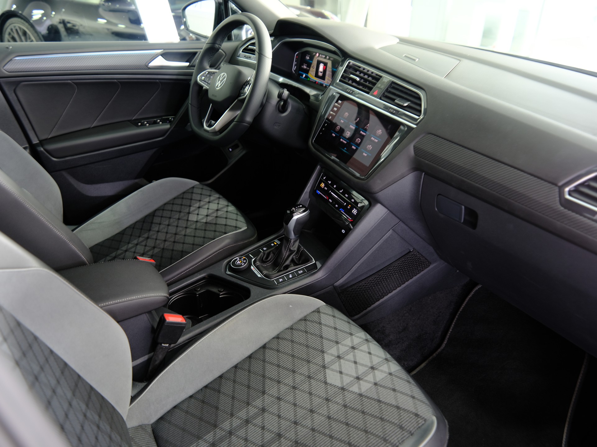 VW Tiguan Allspace 2.0 TDI SCR R-Line 4Motion DSG *7 Sitze* *Rückfahrkamera*-image-19