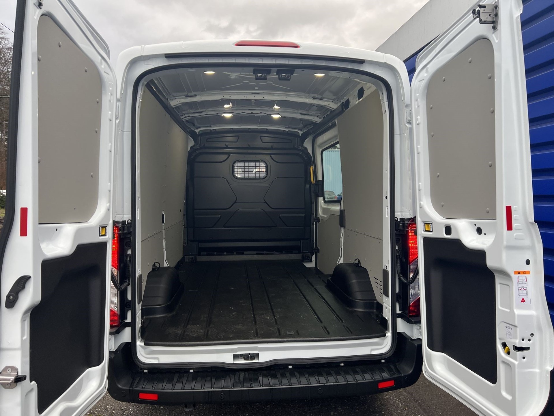 FORD E-TRANSIT Van 350 L2H2 67kWh Trend-image-4