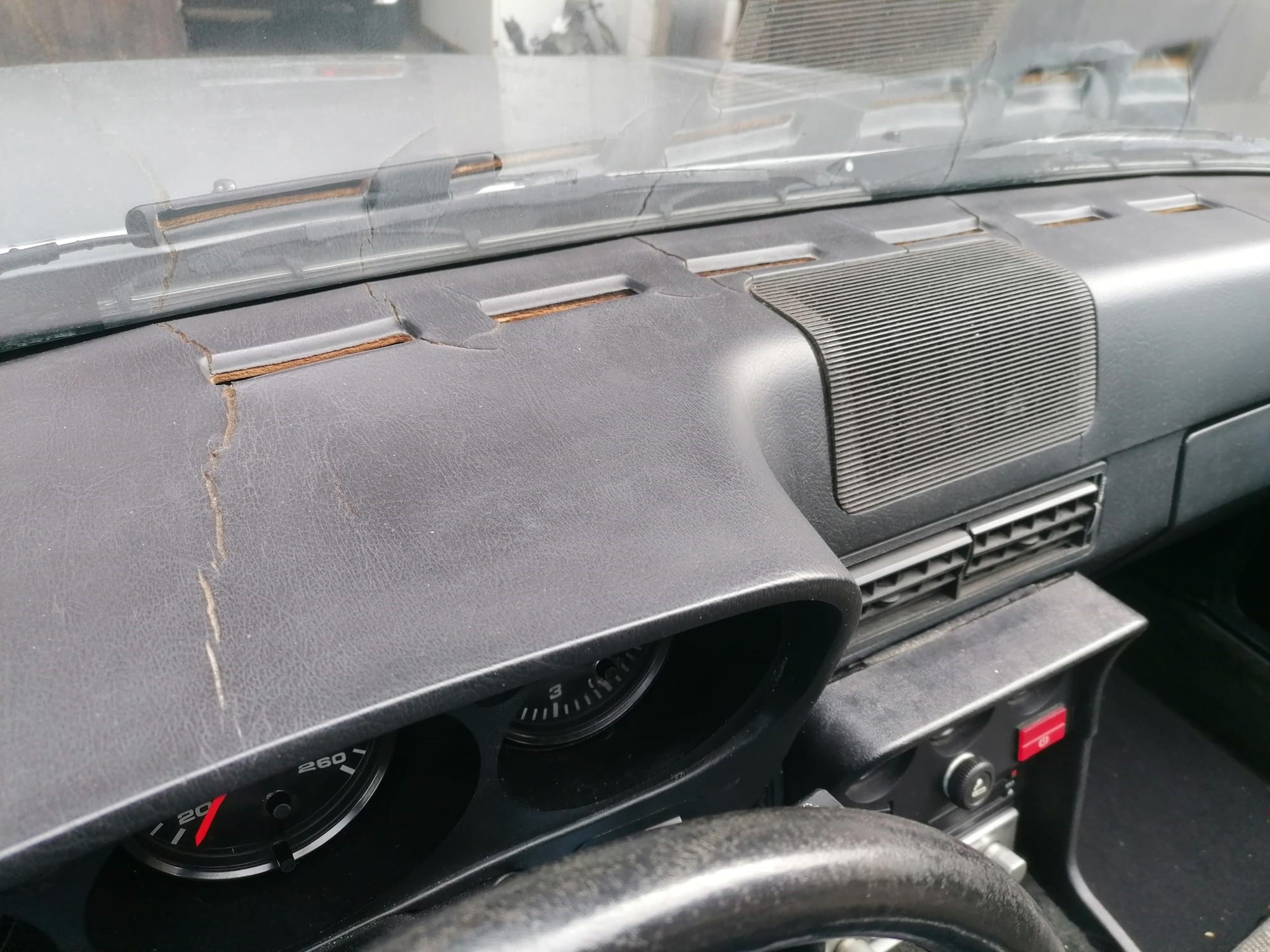 PORSCHE 924 Turbo-image-6