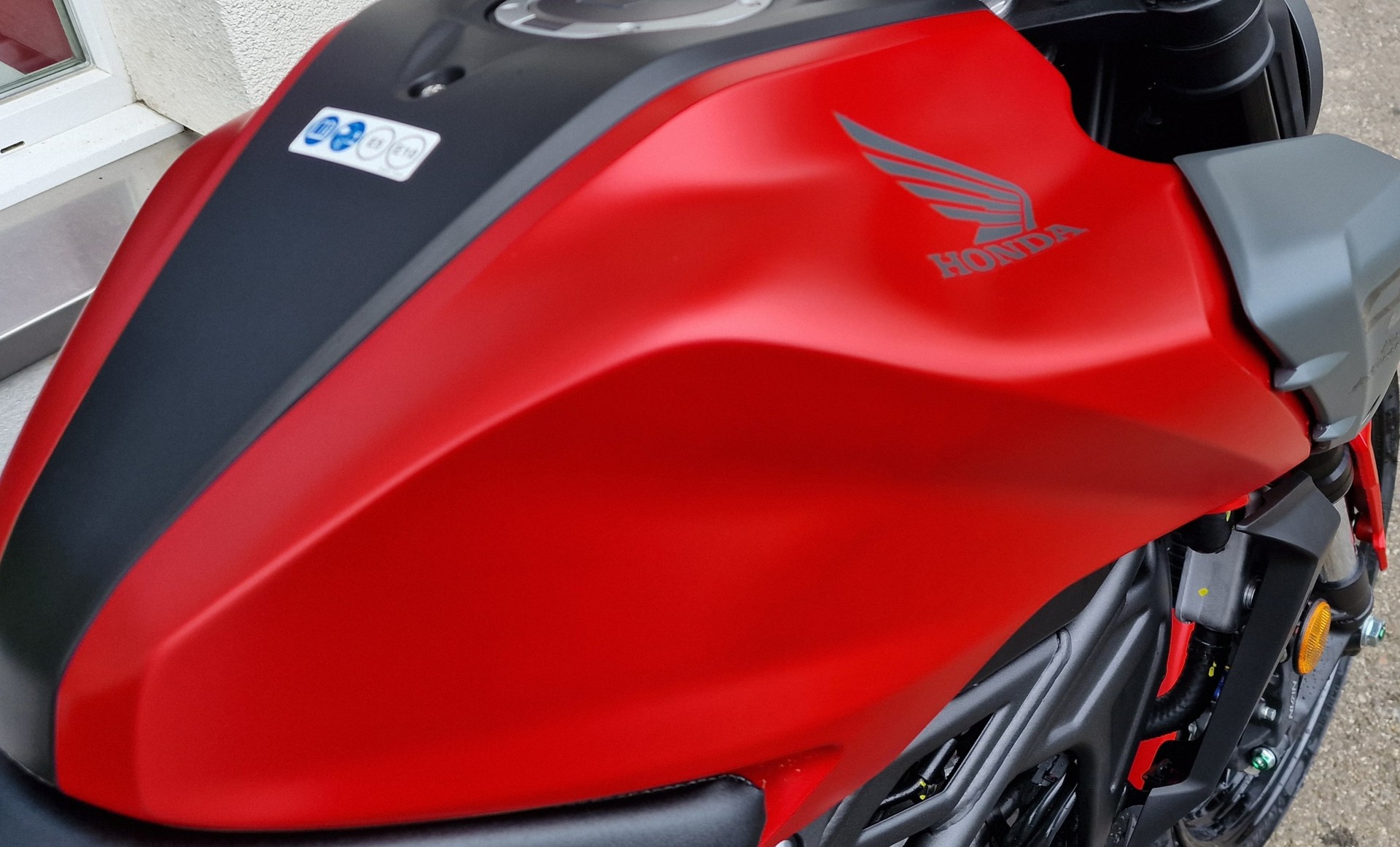 HONDA CB 125 R - 2026-showroom-element-1