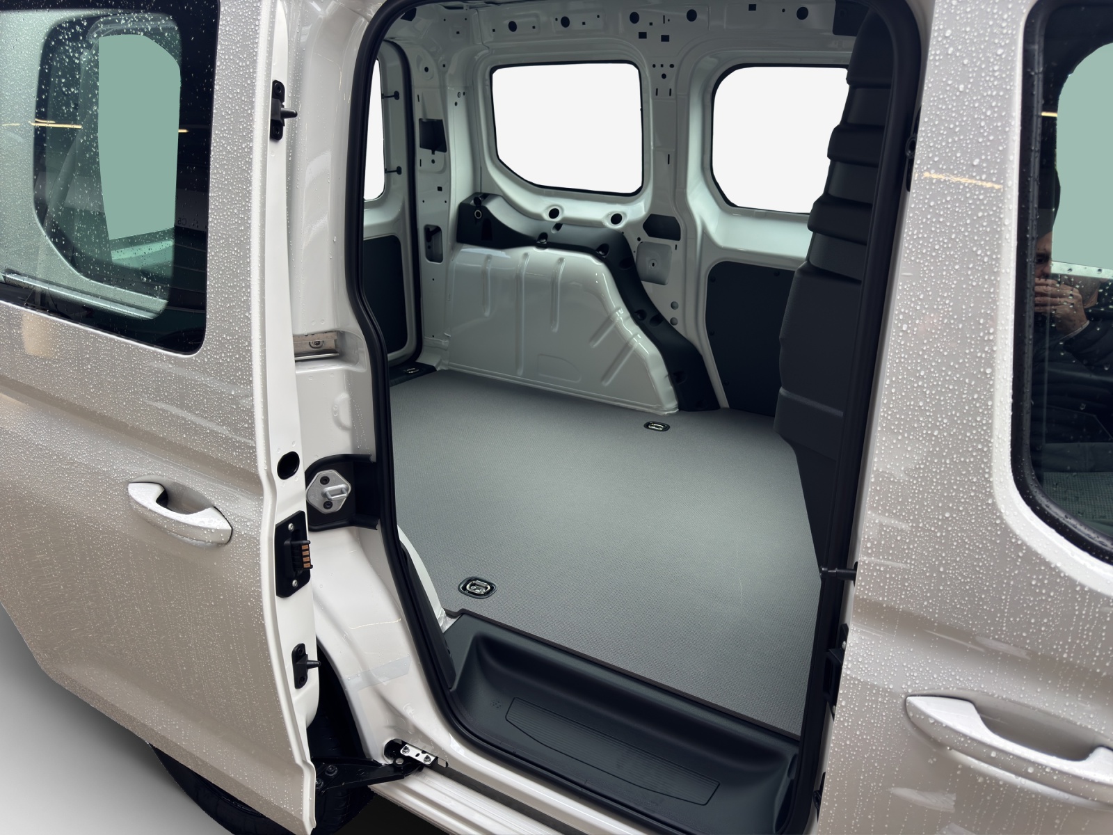 VW Caddy Cargo 1.5 TSI Plug in Hybrid DSG-image-11