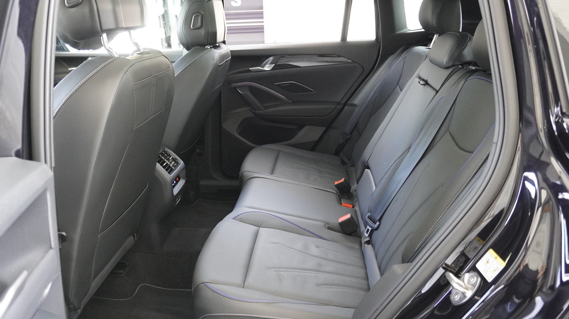 VW Tiguan 2.0 TDI SCR R-Line 4Motion DSG-image-4