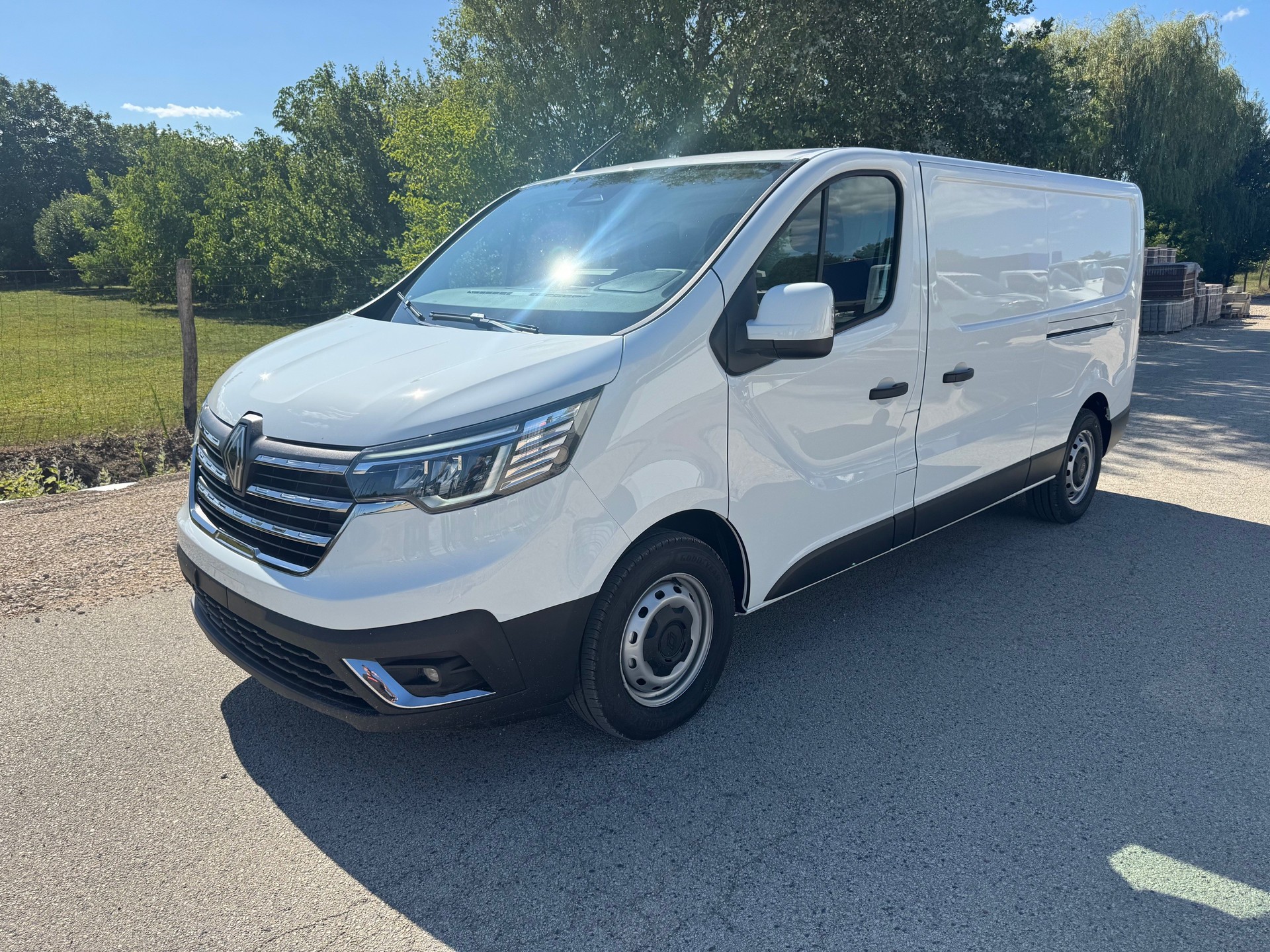 RENAULT L2H1 mit WIR Anteil Fr. 5'000.-- und 2 x Schiebetüre Links und Rechts und Navigation und Ahk u.s.w