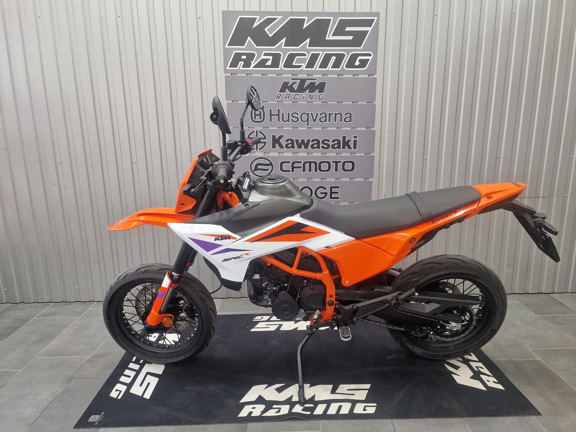 KTM 390 SMC R-showroom-element-3
