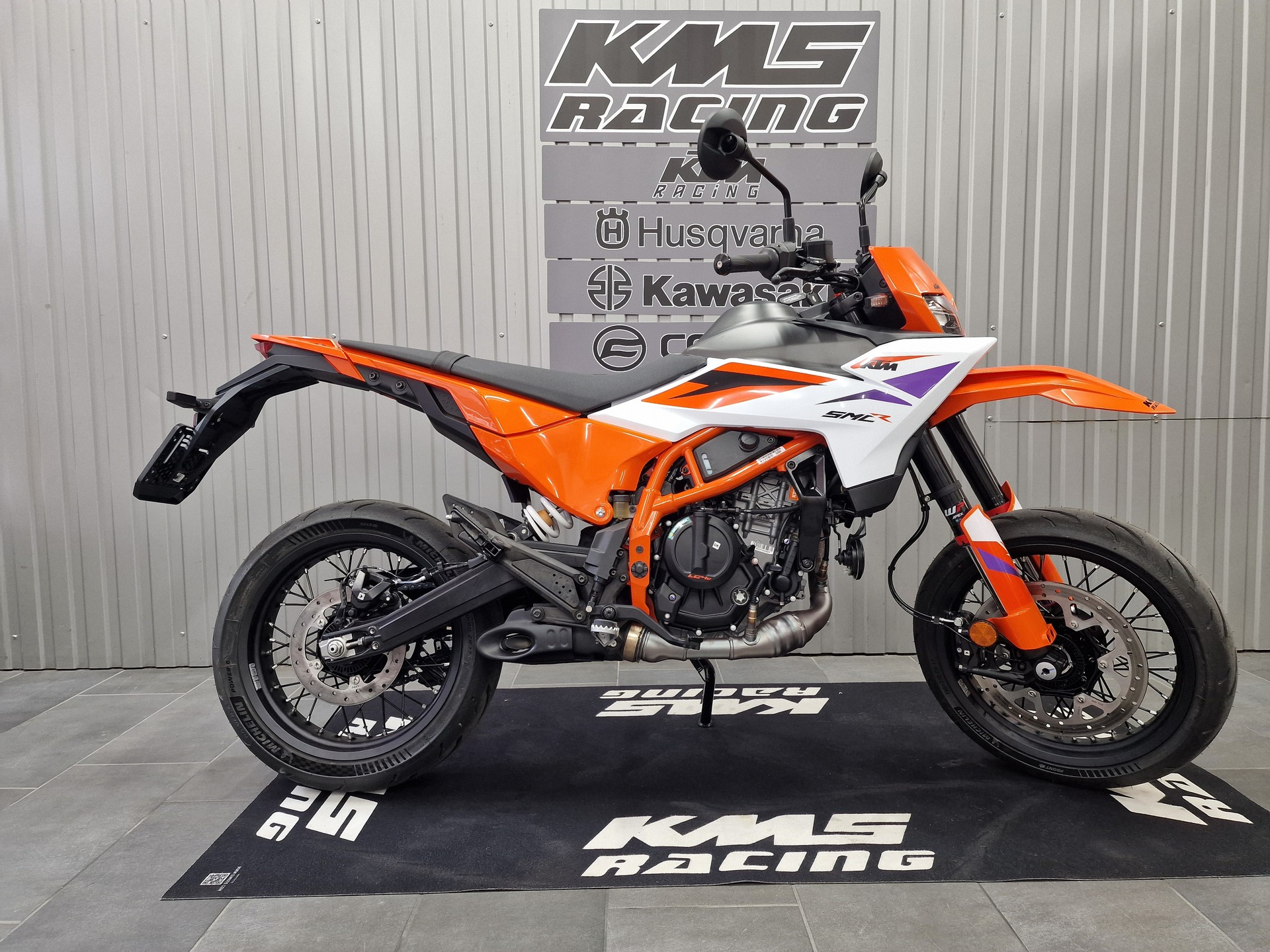 KTM 390 SMC R-showroom-element-1