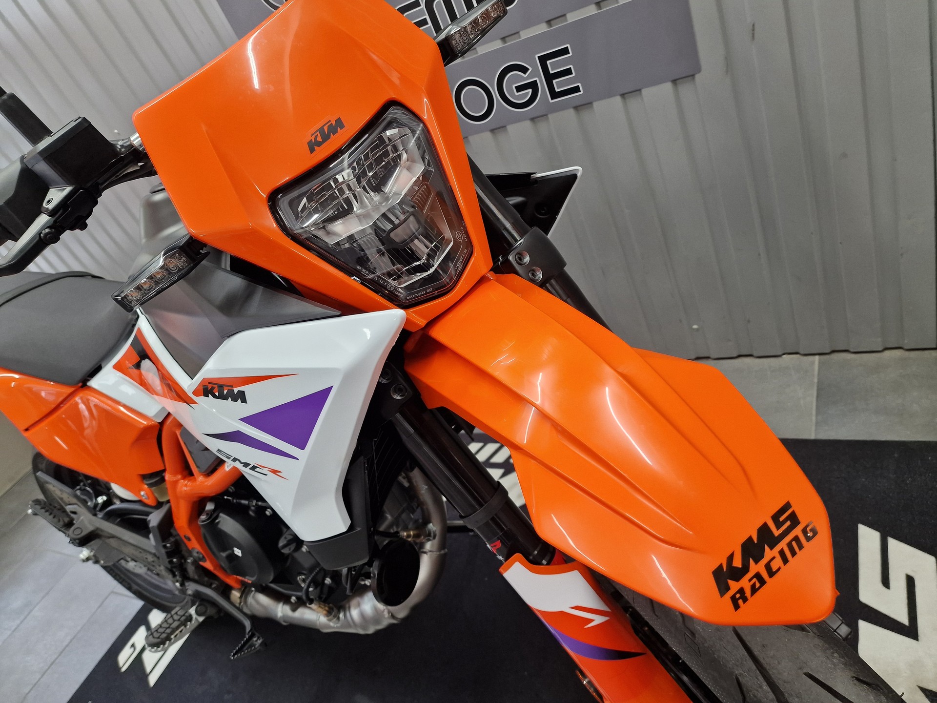 KTM 390 SMC R-showroom-element-2