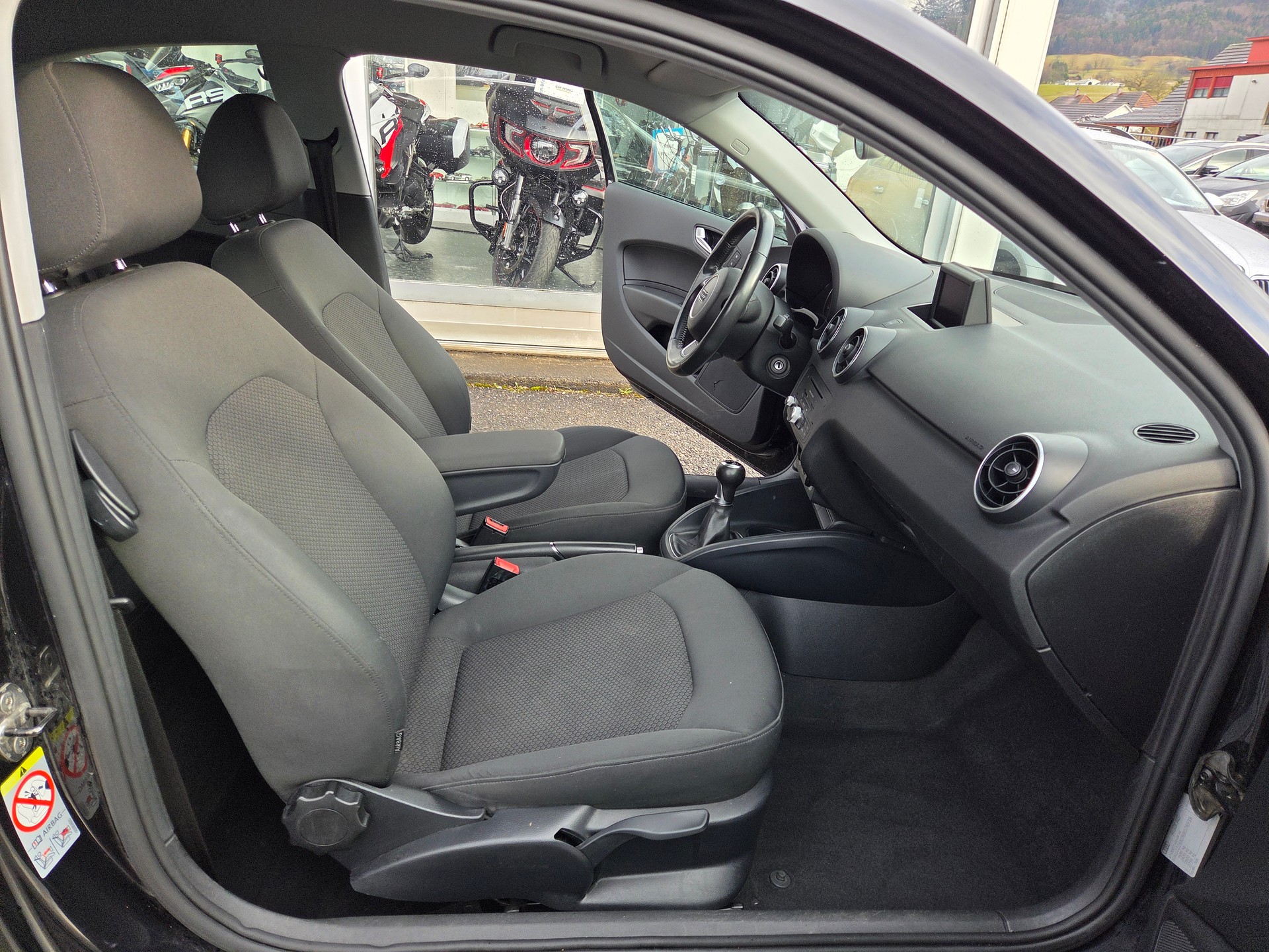 AUDI A1 1.6 TDI Attraction-image-8