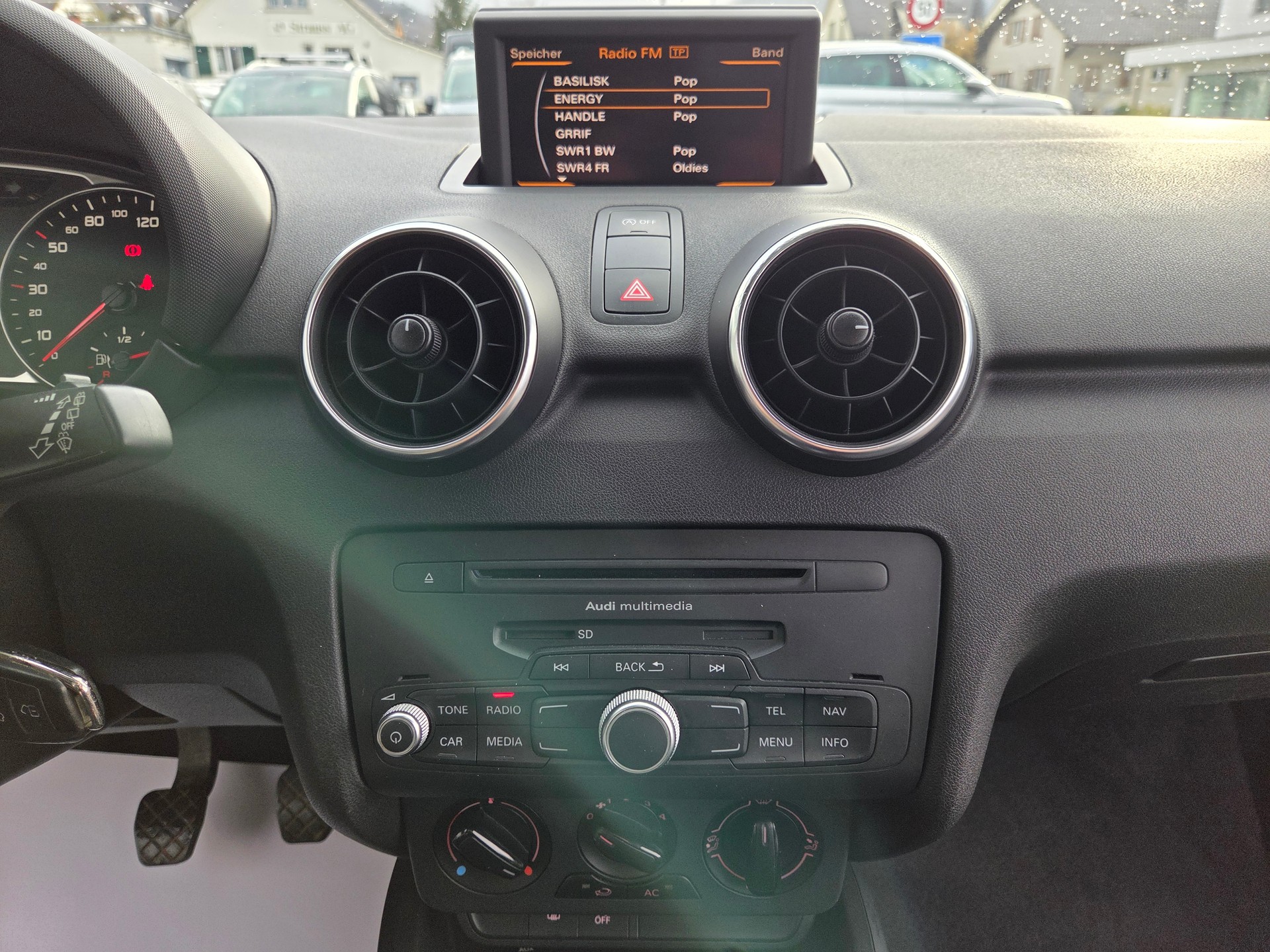 AUDI A1 1.6 TDI Attraction-image-13