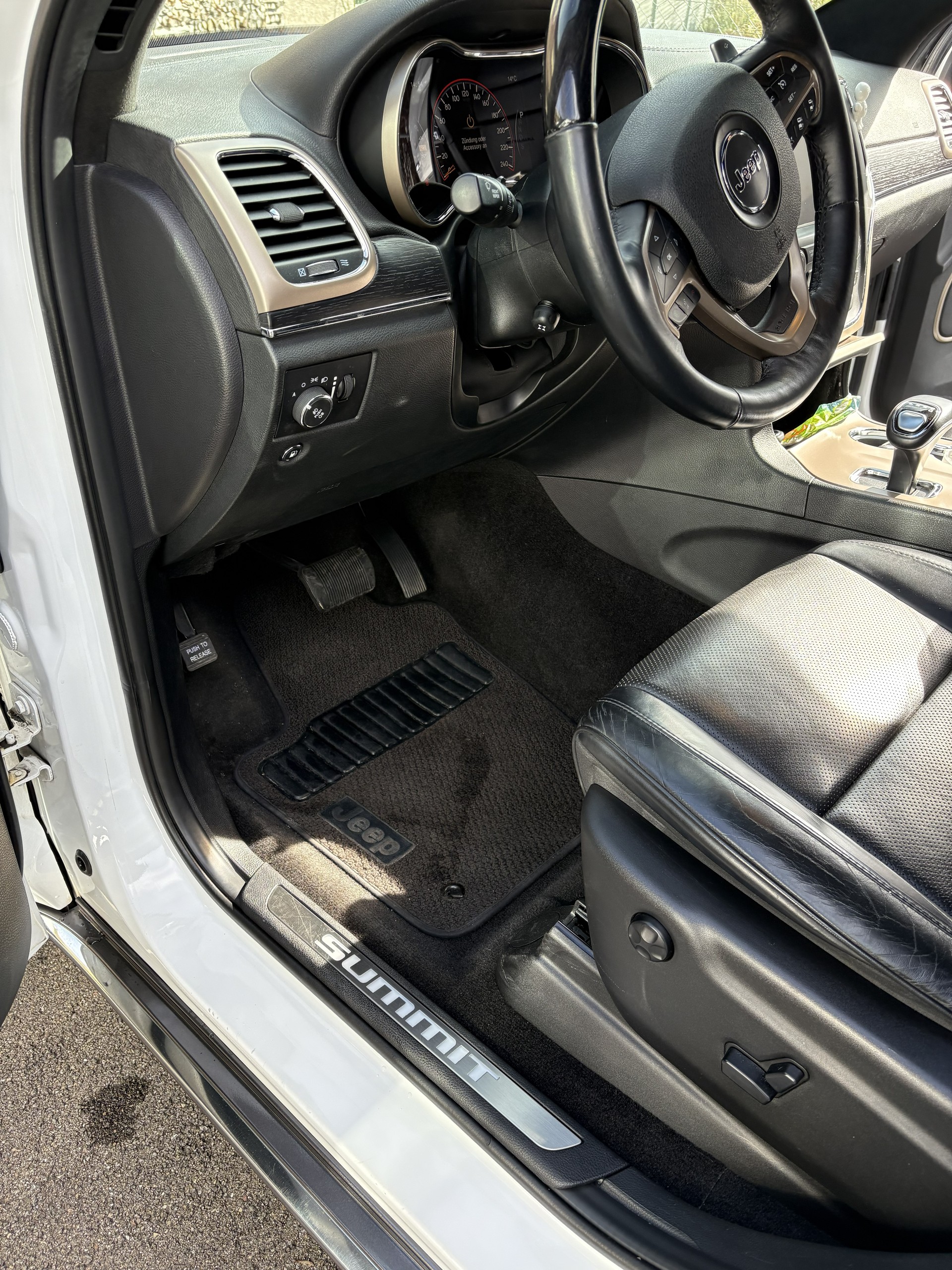 JEEP Grand Cherokee 3.0 CRD Summit Automatic-image-4