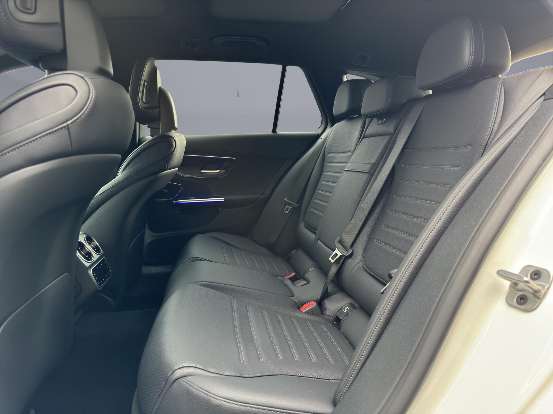 MERCEDES-BENZ C 220 d Swiss Star AMG Line 4matic Kombi-image-10