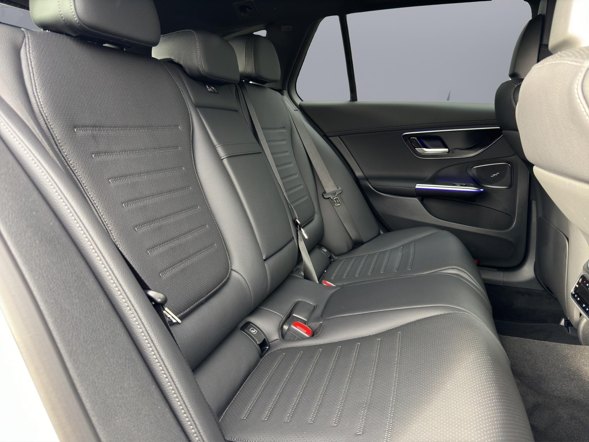 MERCEDES-BENZ C 220 d Swiss Star AMG Line 4matic Kombi-image-13