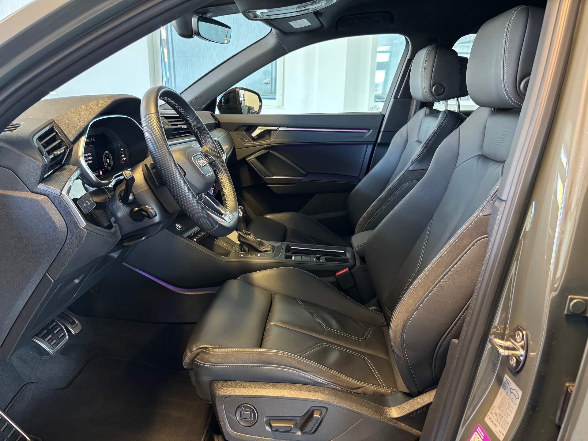 AUDI Q3 35 TFSI S line Attraction S-tronic-image-6