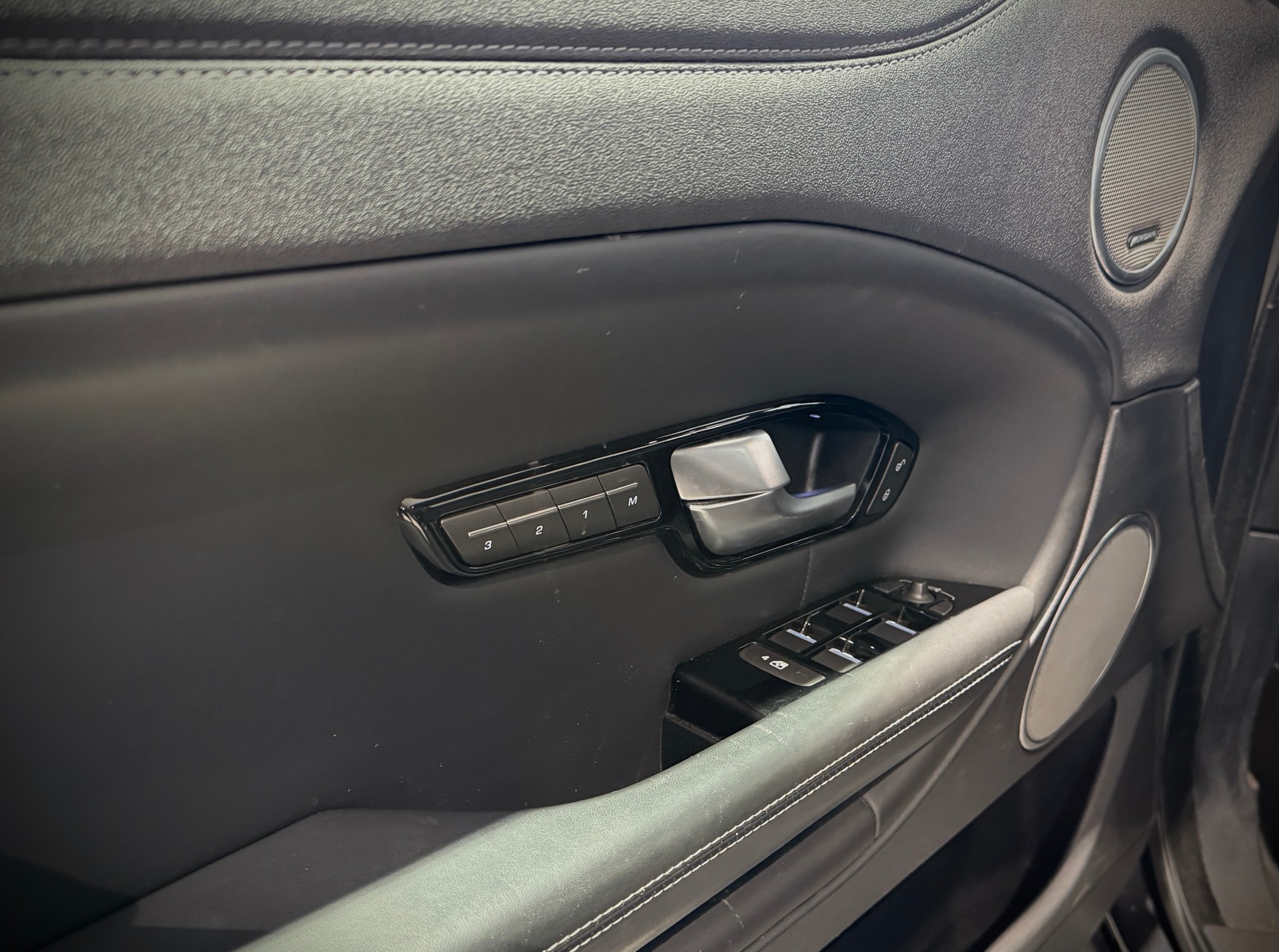 LAND ROVER Range Rover Evoque Hello Snow limited edition Convert. 2.0 Si4 SE Dynamic AT9-image-15