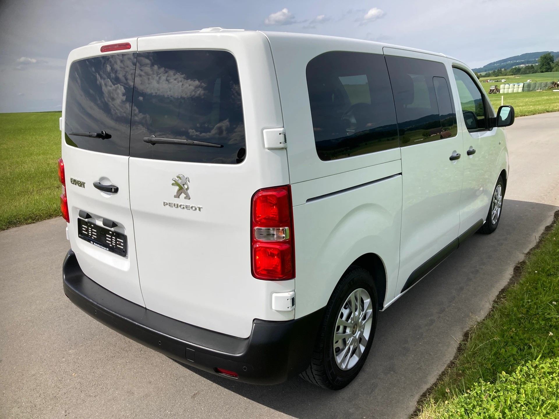 PEUGEOT Traveller 2.0 BlueHDi Active Standard 9 Sitzer-image-2