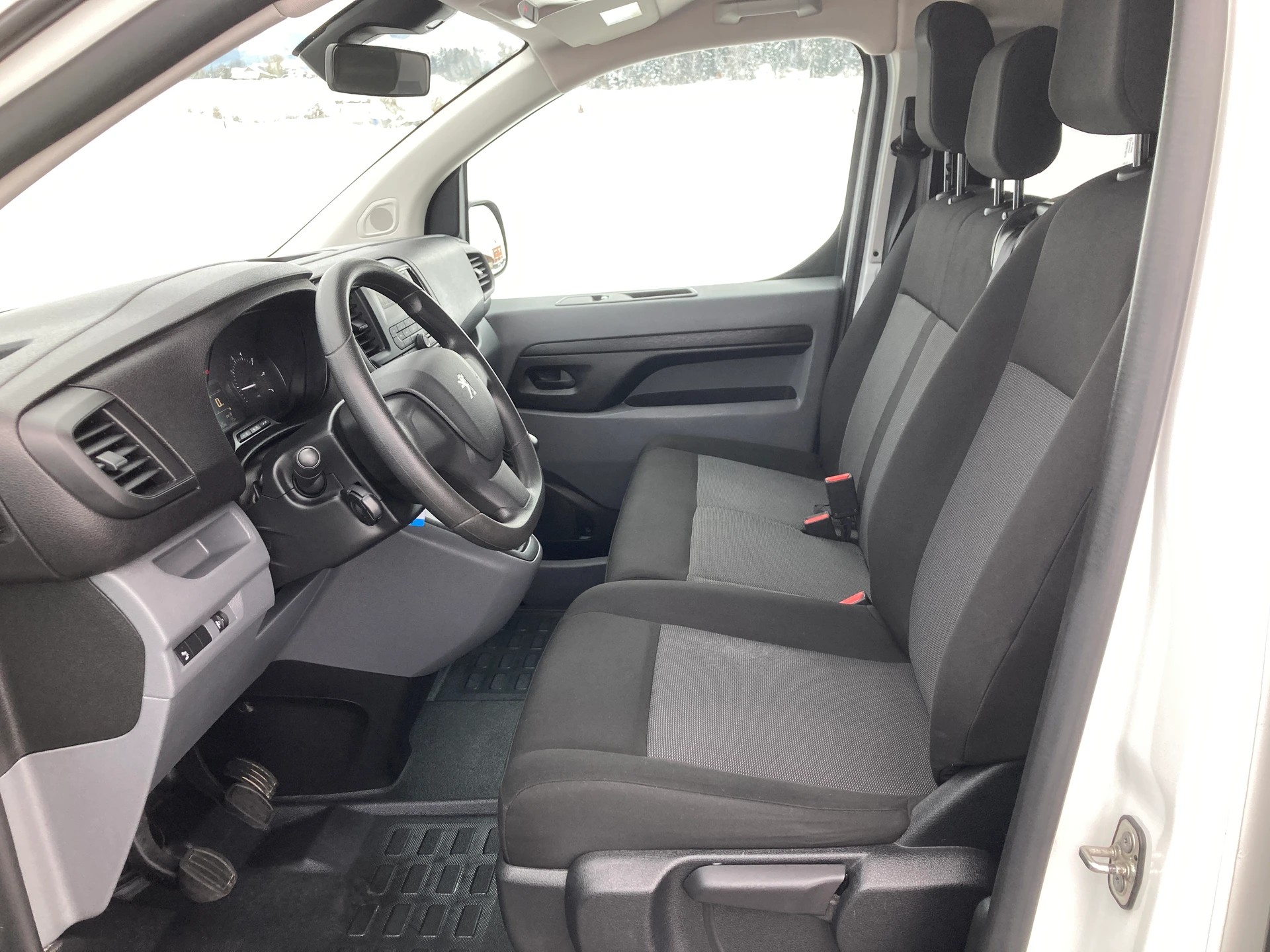PEUGEOT Traveller 2.0 BlueHDi Active Standard 9 Sitzer-image-12