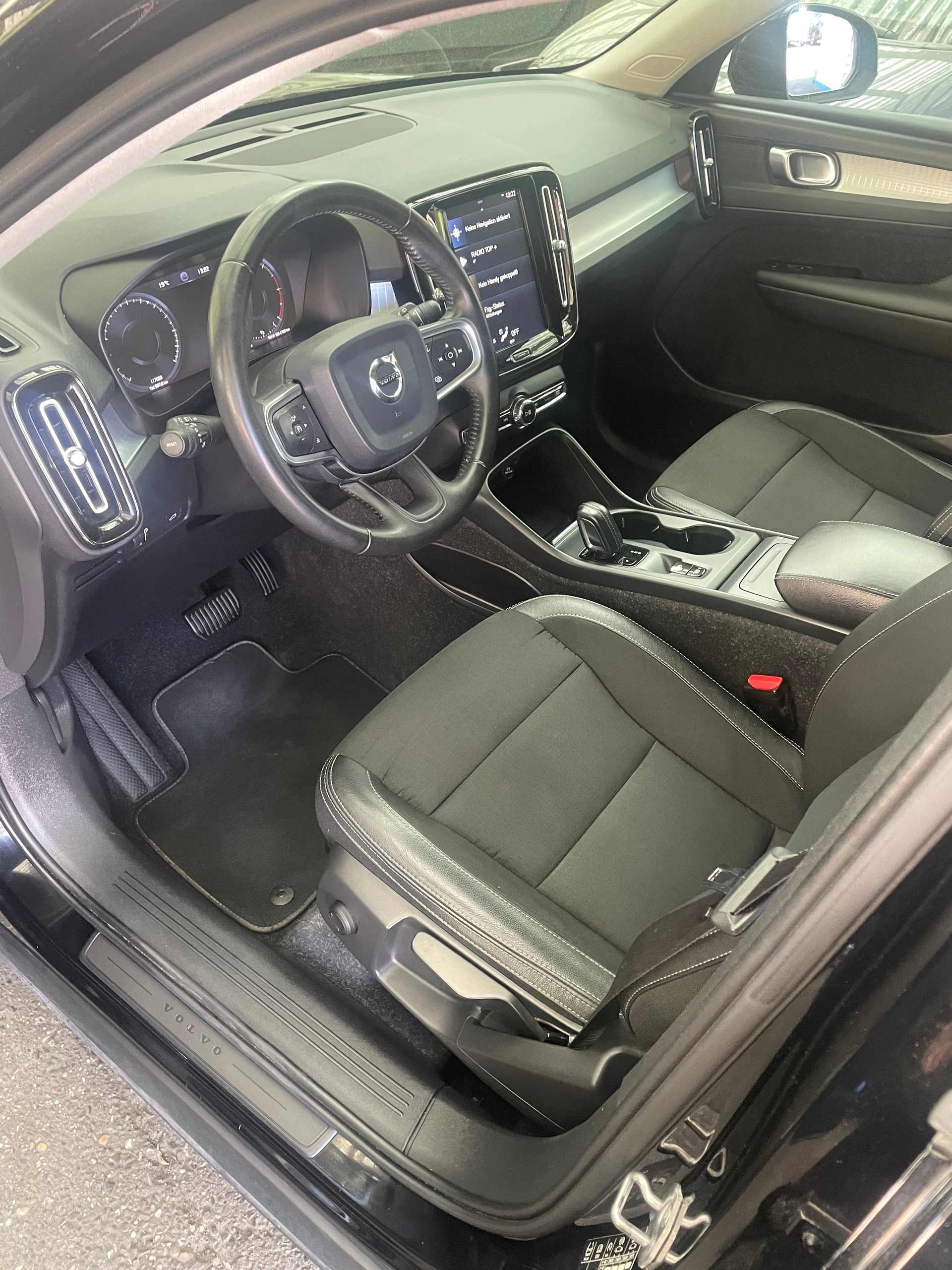 VOLVO XC40 D3 AWD Momentum Geartronic-image-6