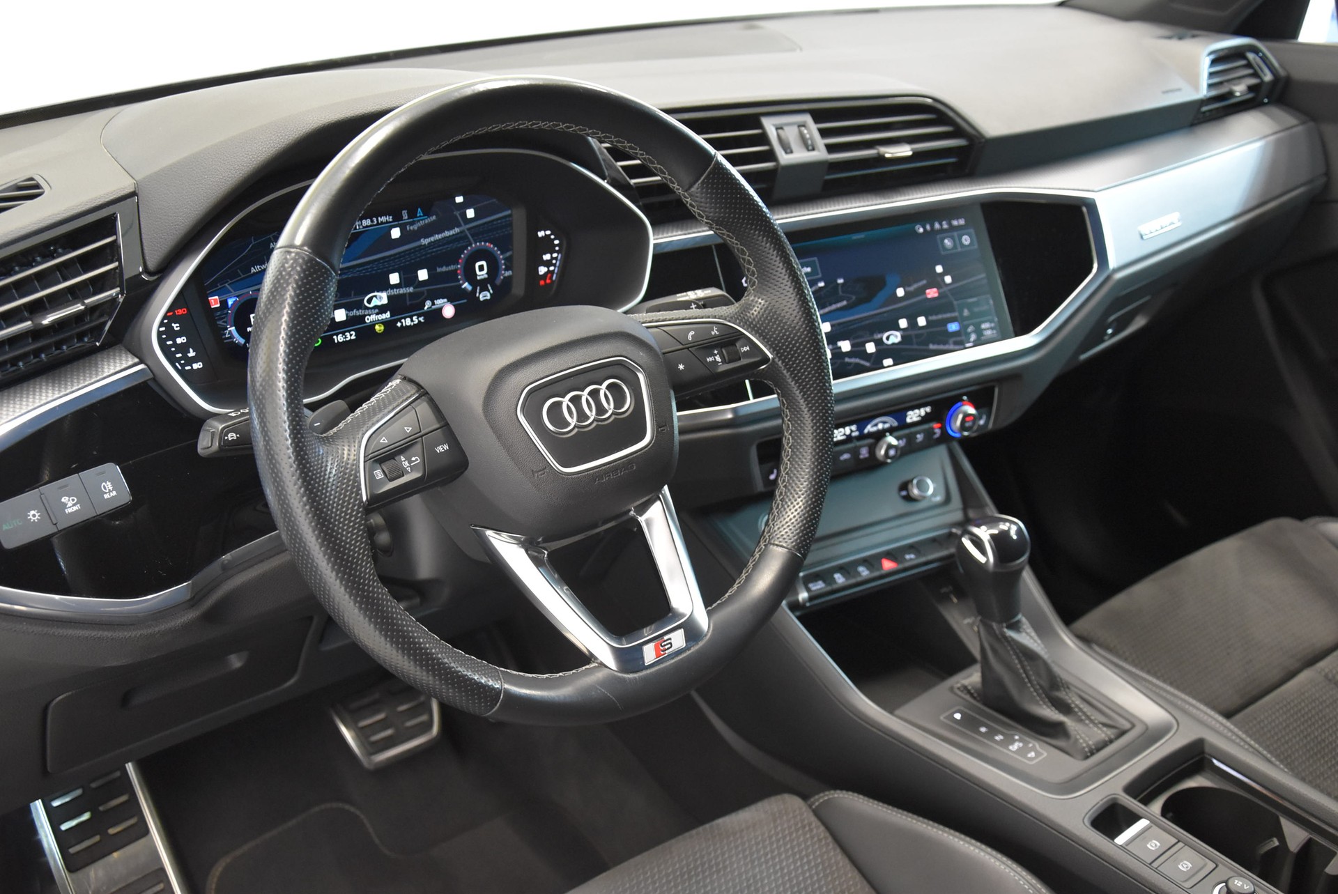 AUDI Q3 Sportback 40 TFSI S line quattro S-tronic-image-2