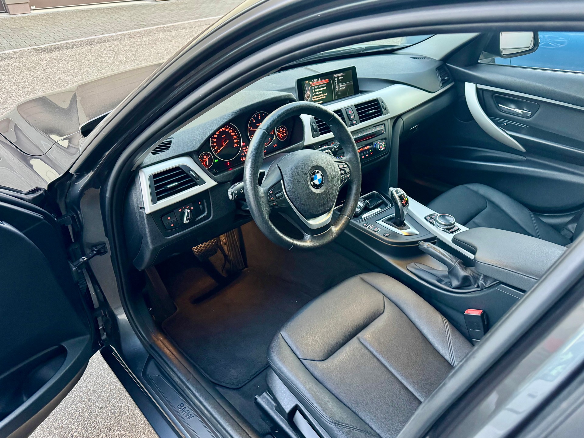 BMW 320d Sport Line Steptronic-image-5