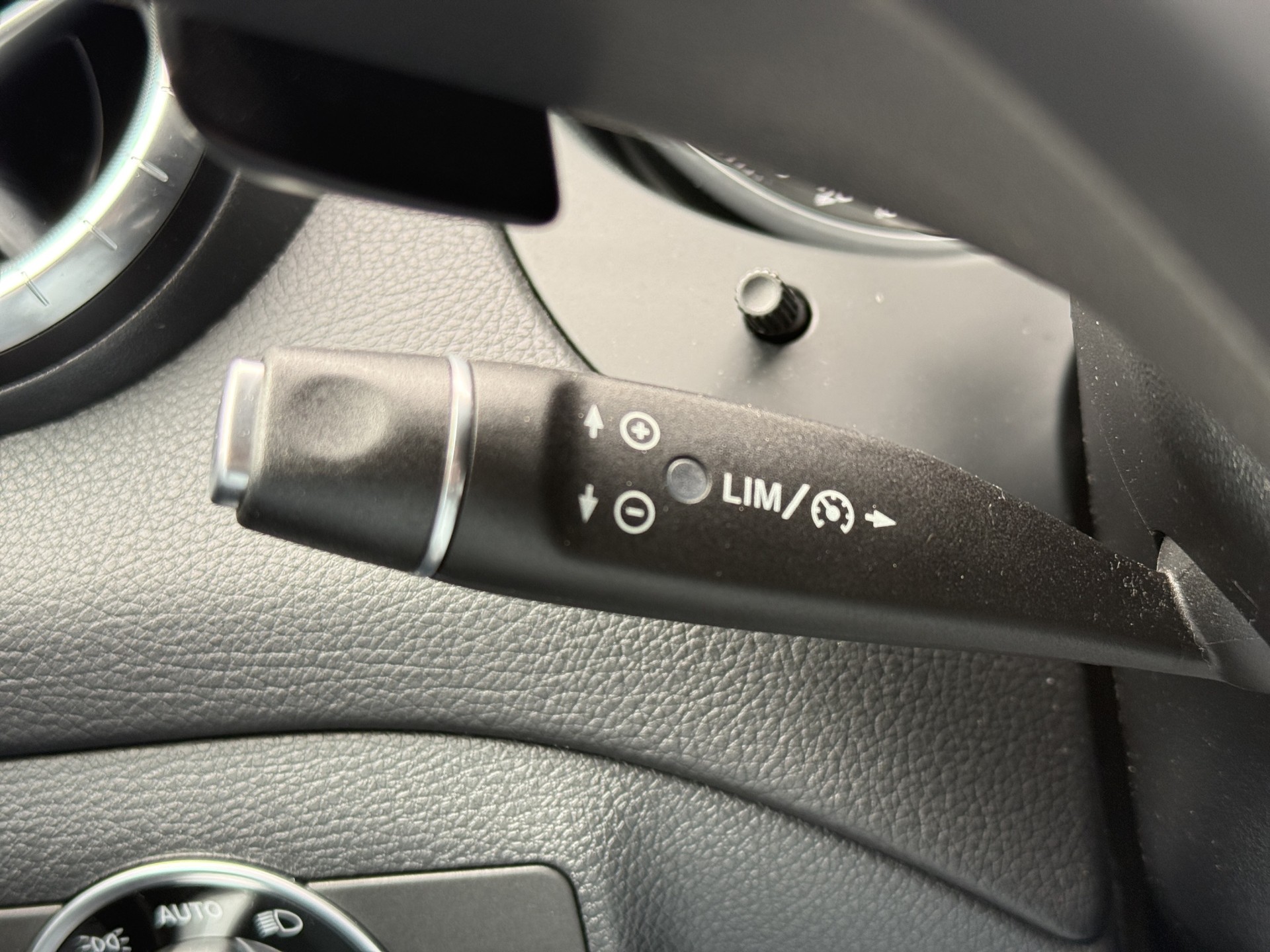 MERCEDES-BENZ CLA 200 Urban-image-15