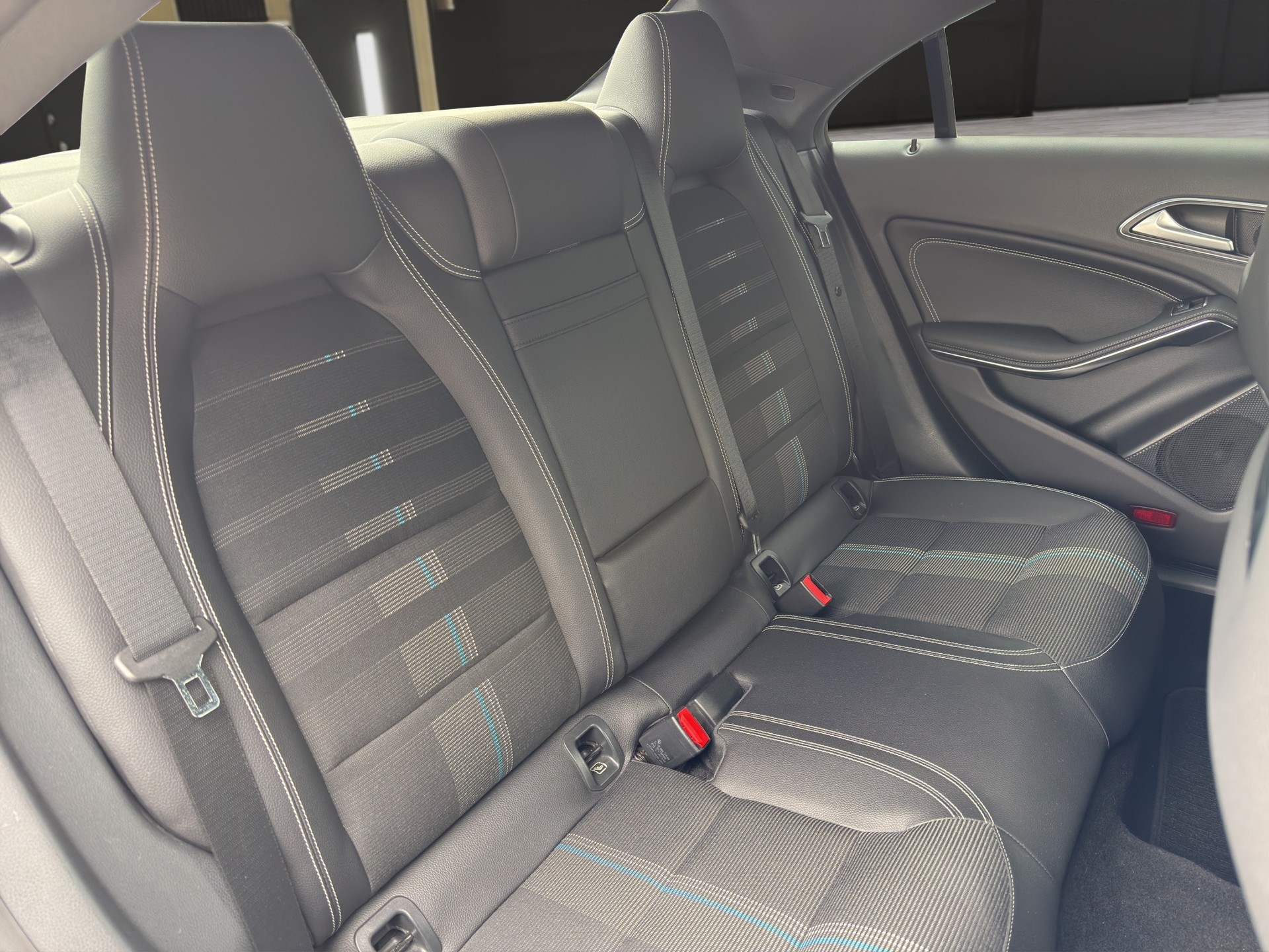 MERCEDES-BENZ CLA 200 Urban-image-12
