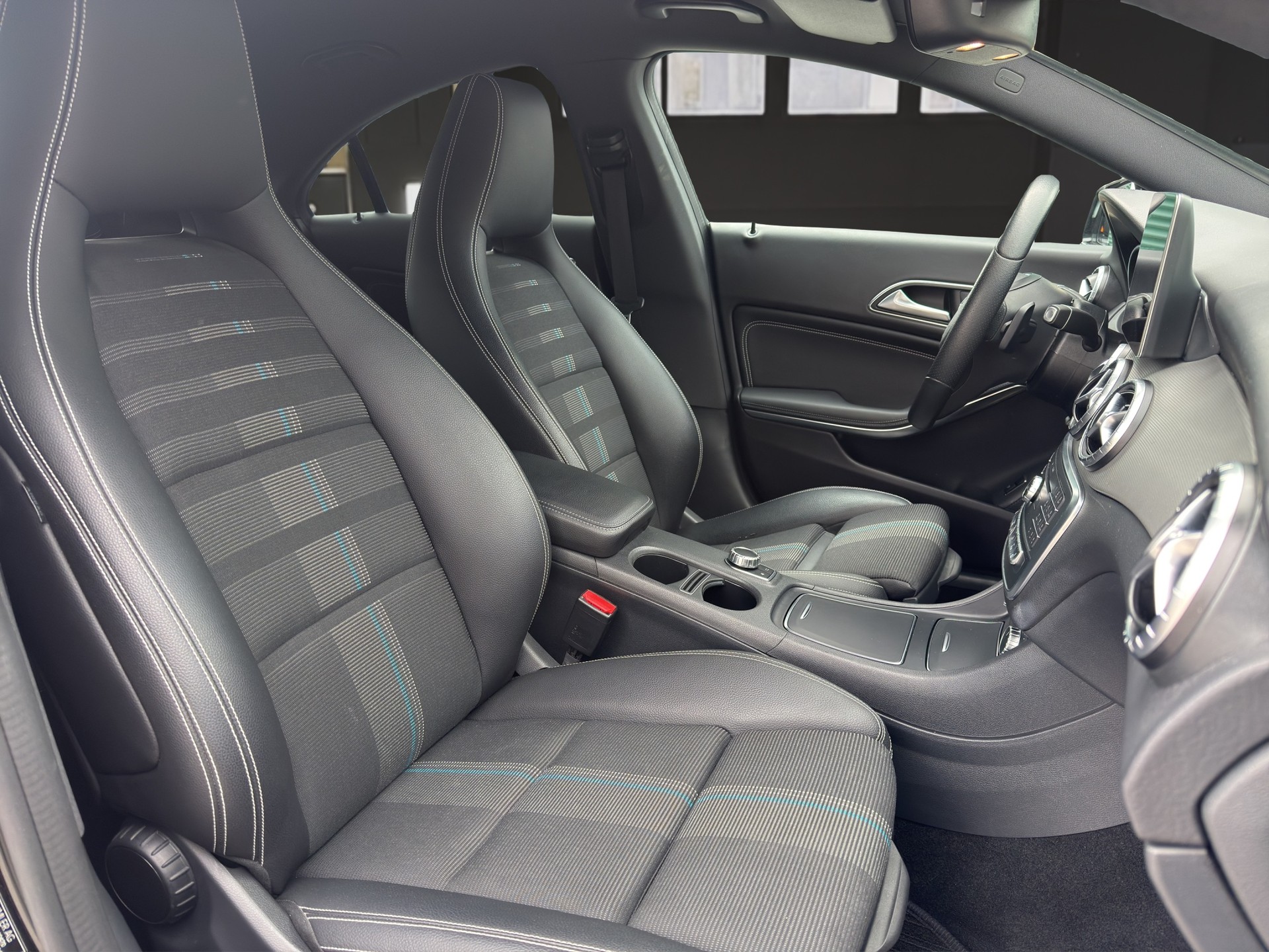 MERCEDES-BENZ CLA 200 Urban-image-9