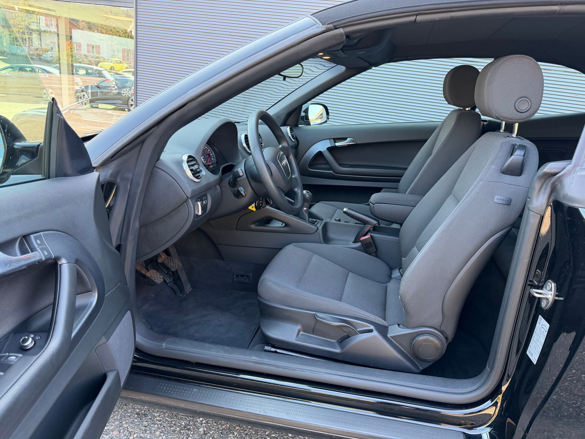 AUDI A3 Cabriolet 1.2 TFSI Attraction-image-9