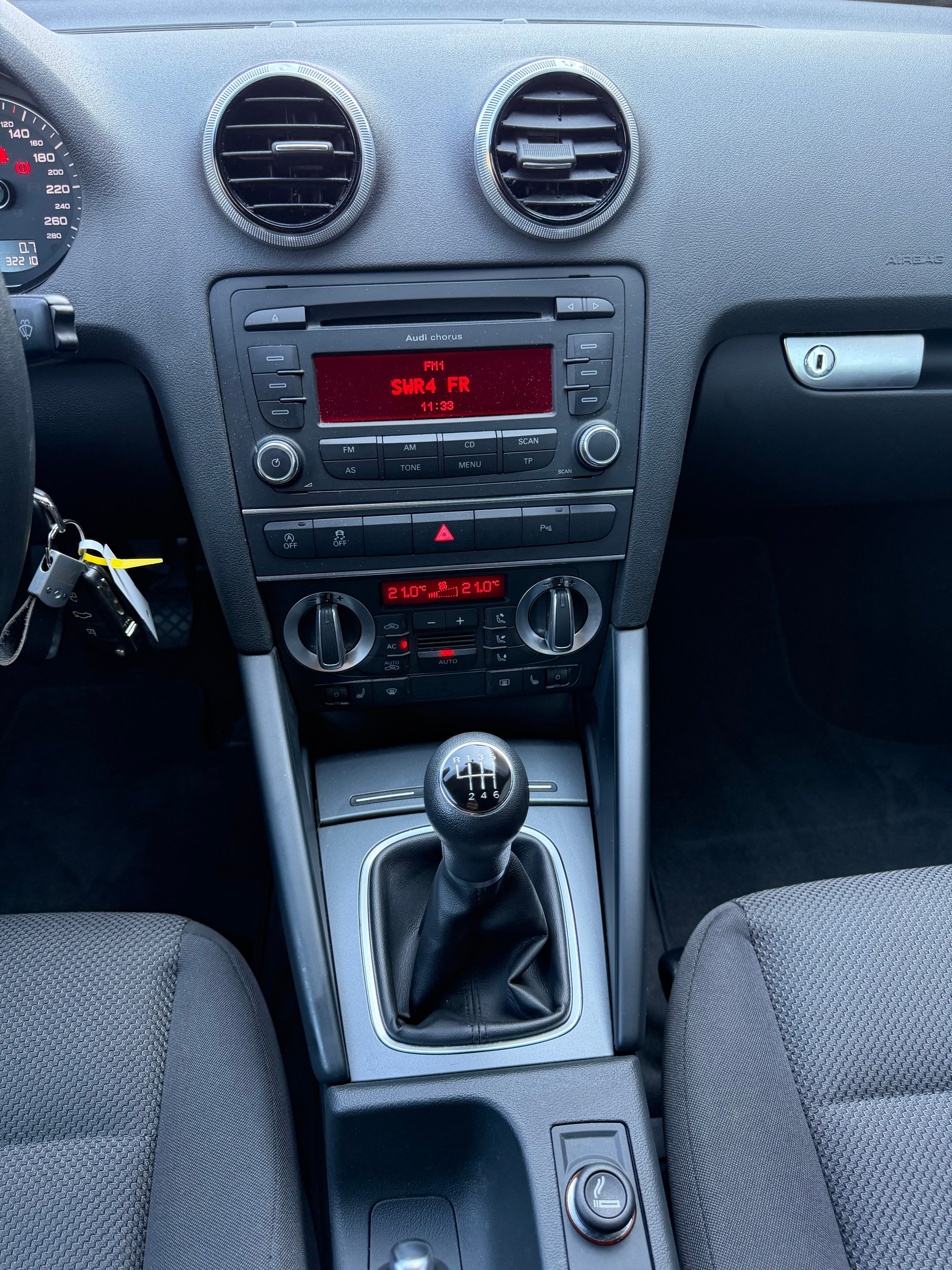 AUDI A3 Cabriolet 1.2 TFSI Attraction-image-12